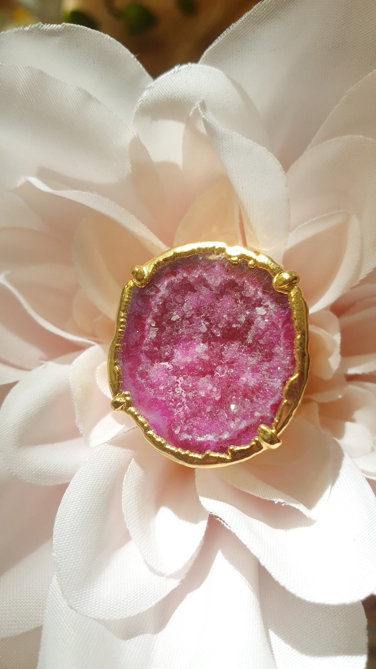 Bellissimo anello regolabile  in ottone con grande drusa di agata burgundi