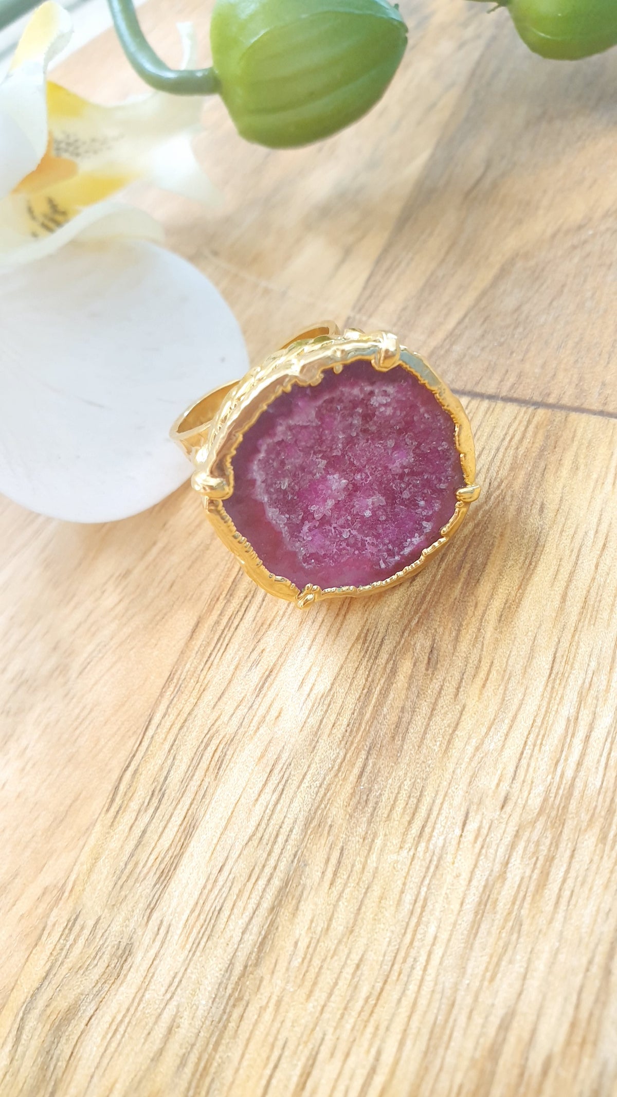 Bellissimo anello regolabile  in ottone con grande drusa di agata burgundi