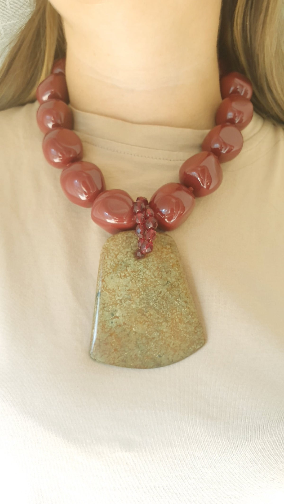 Girocollo di grandi sfere di resina color bordeaux con bellissima giada