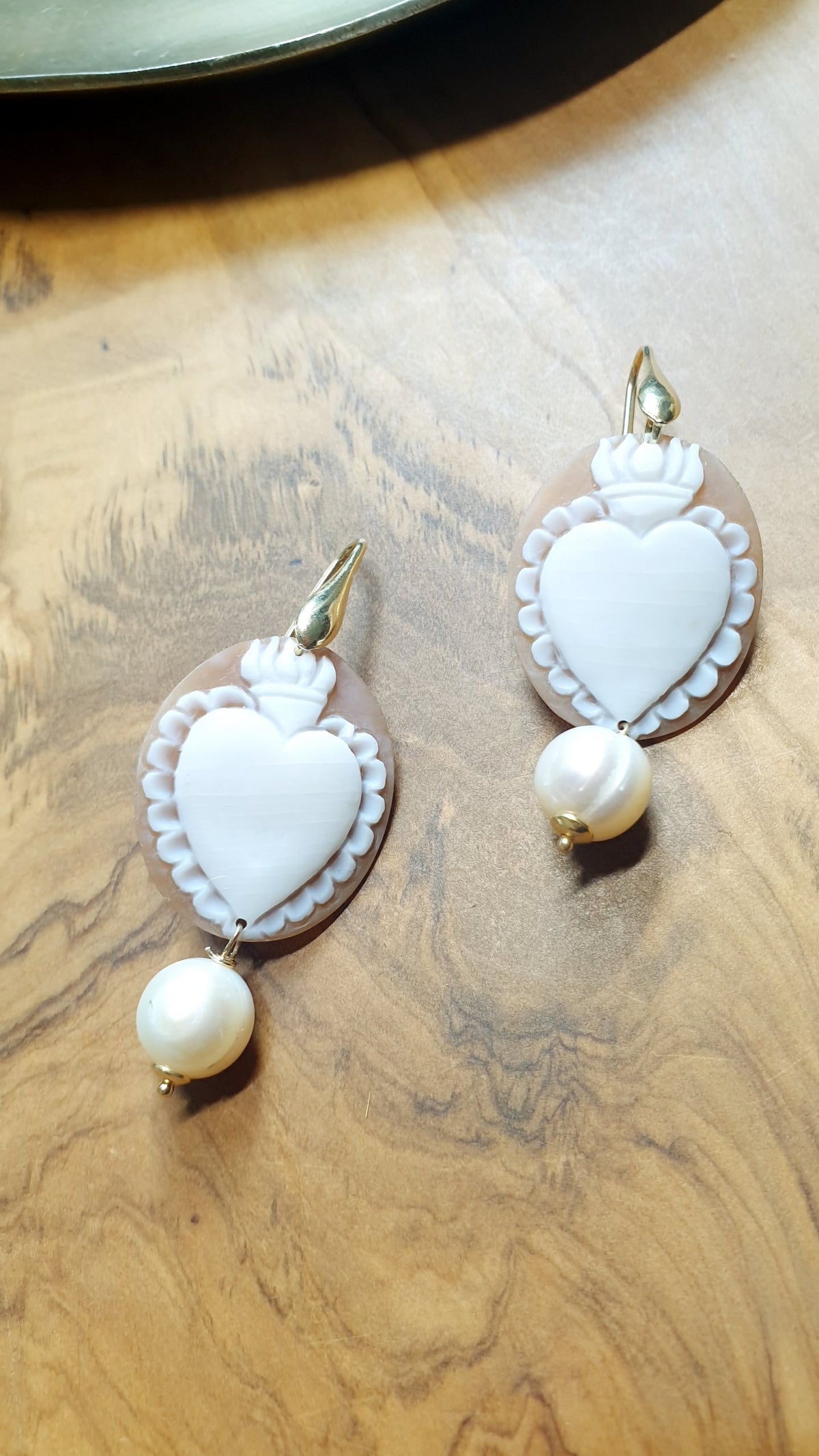 Bellissimi orecchini cammeo "cuore sacro" in argento e perle di fiume