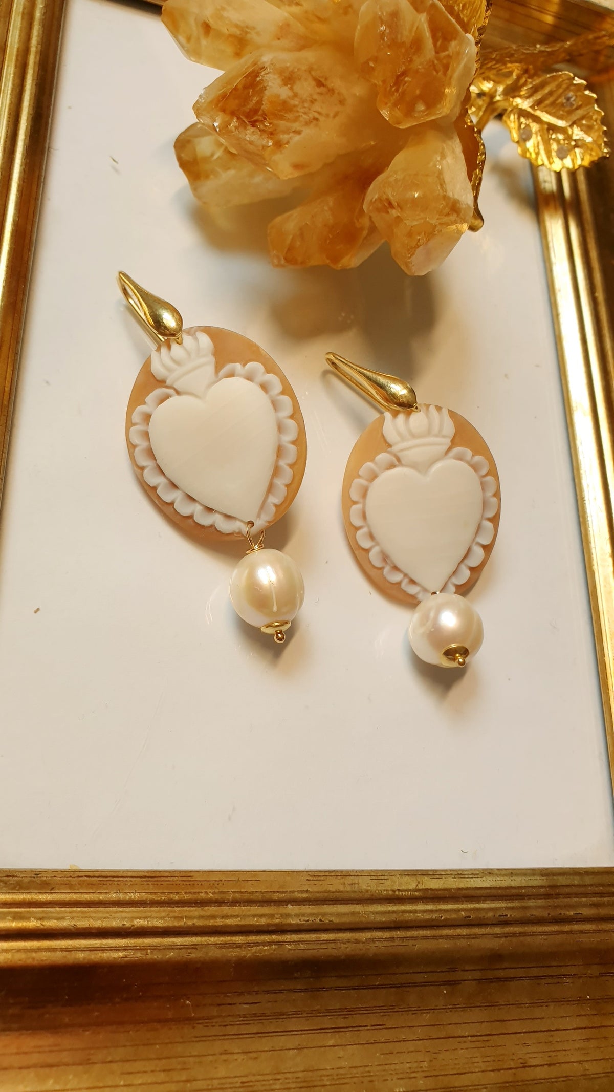Bellissimi orecchini cammeo "cuore sacro" in argento e perle di fiume