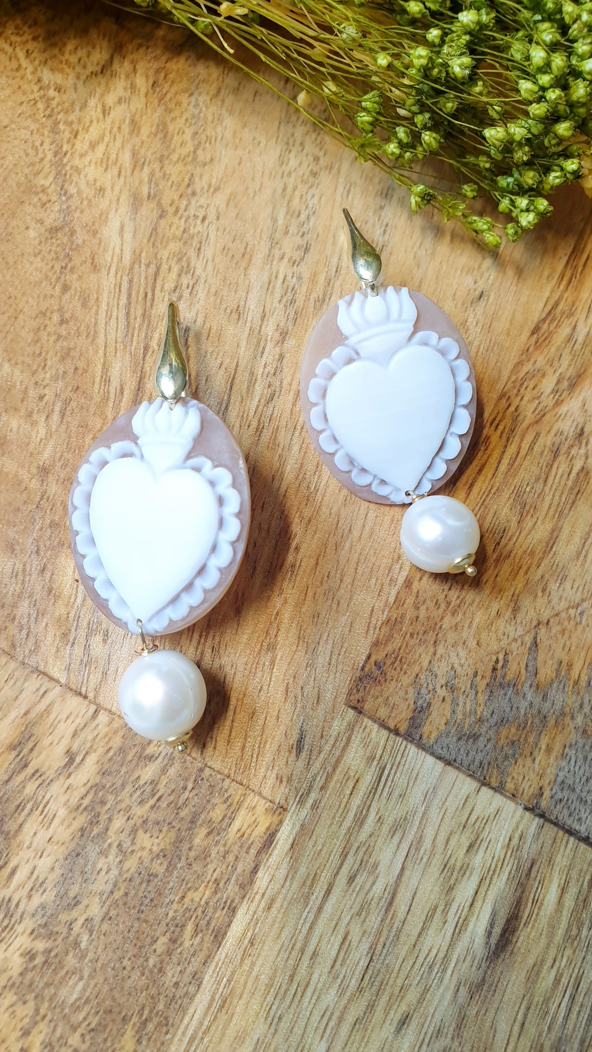Bellissimi orecchini cammeo "cuore sacro" in argento e perle di fiume