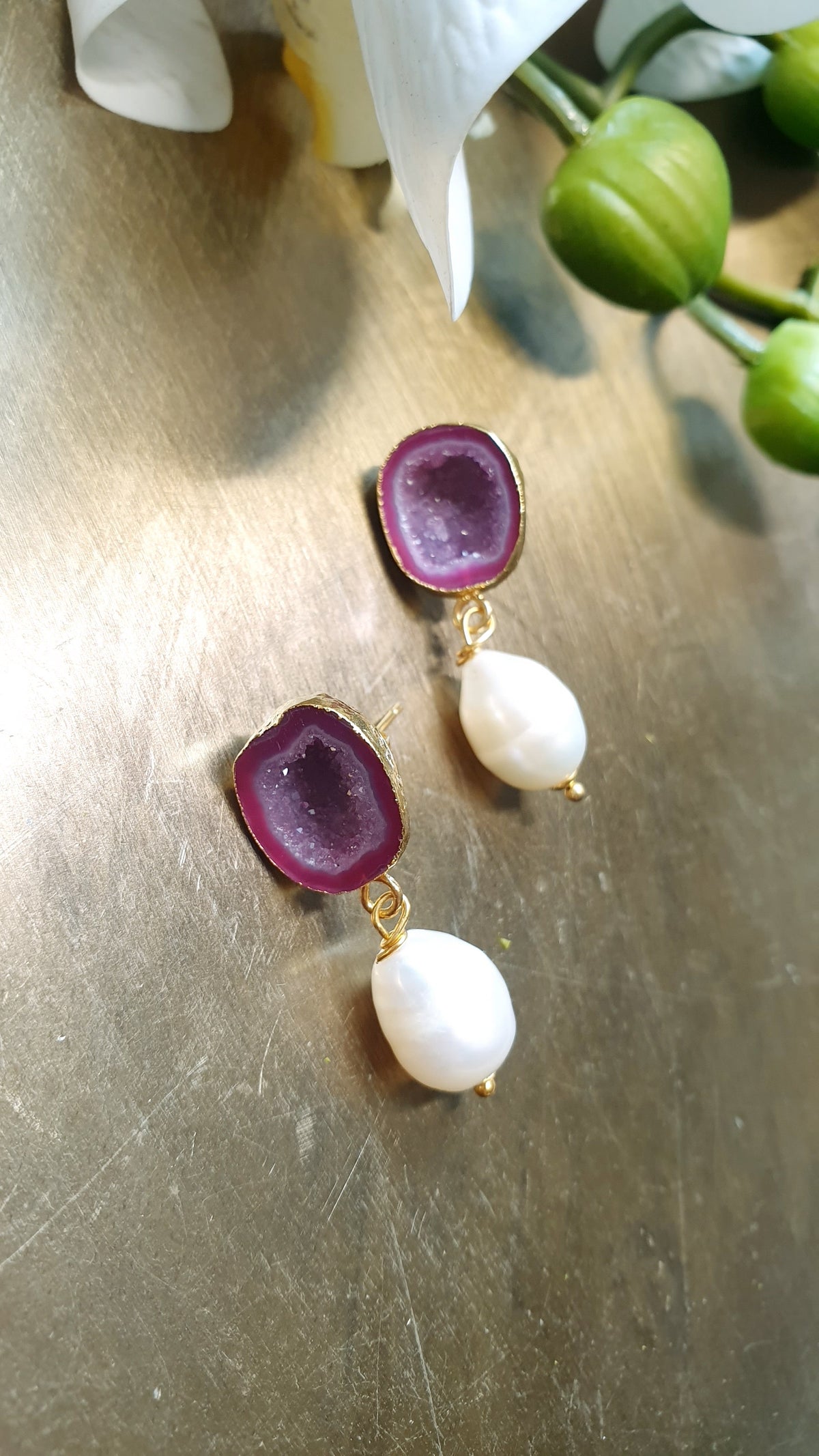 Orecchini a perno con bellissime druse di agata e perle di fiume.