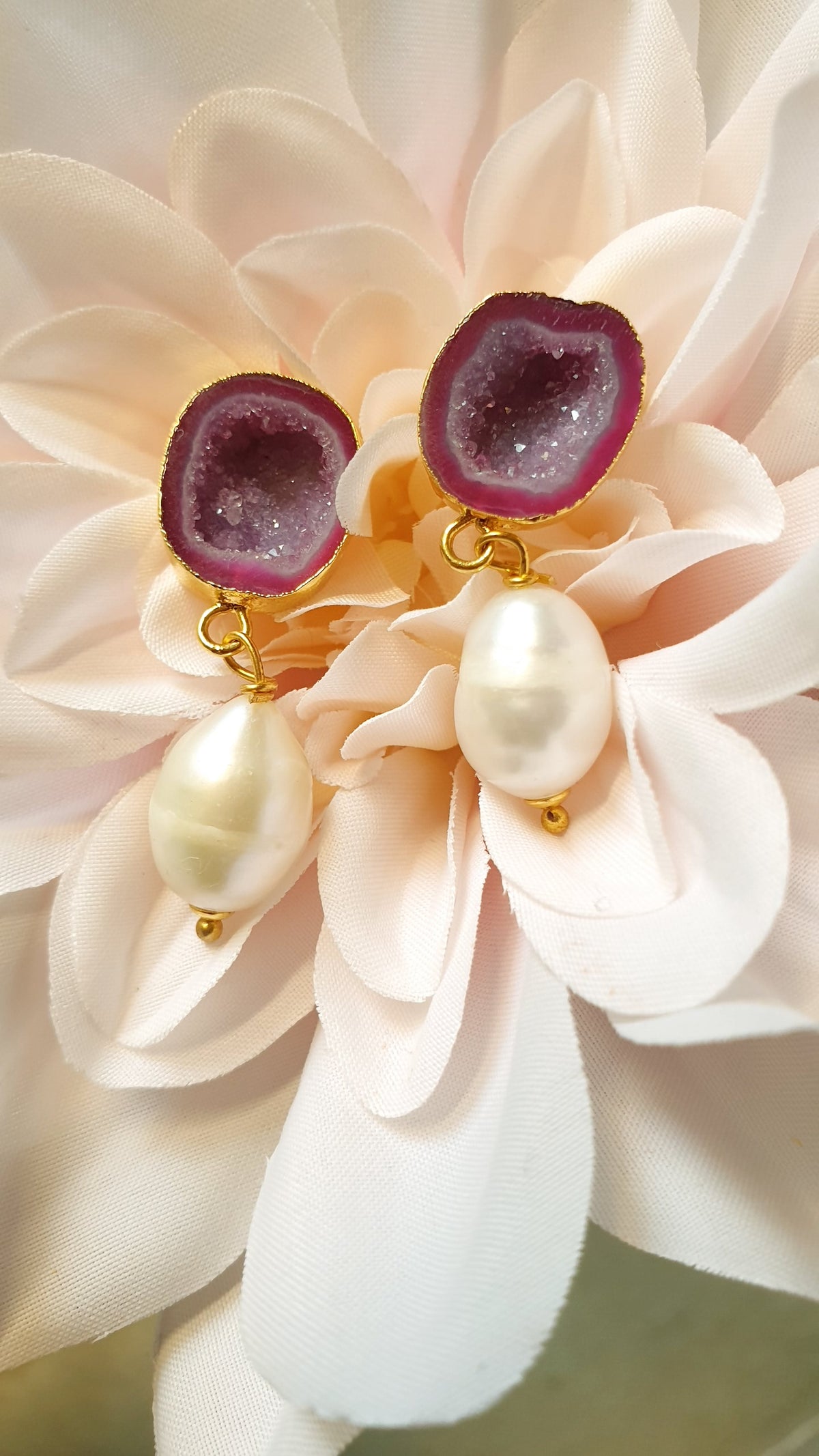 Orecchini a perno con bellissime druse di agata e perle di fiume.