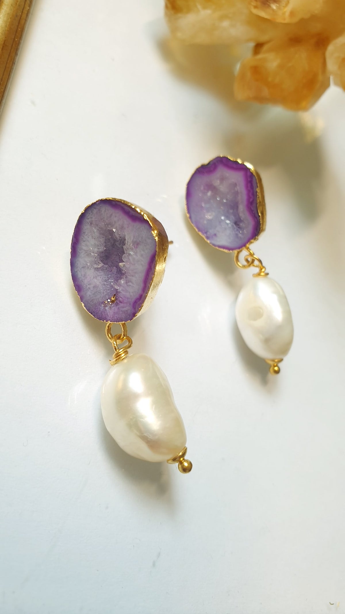 Orecchini a perno in ottone con drusa di agata viola e perle di fiume