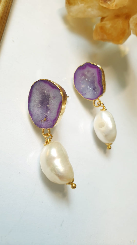 Orecchini a perno in ottone con drusa di agata viola e perle di fiume