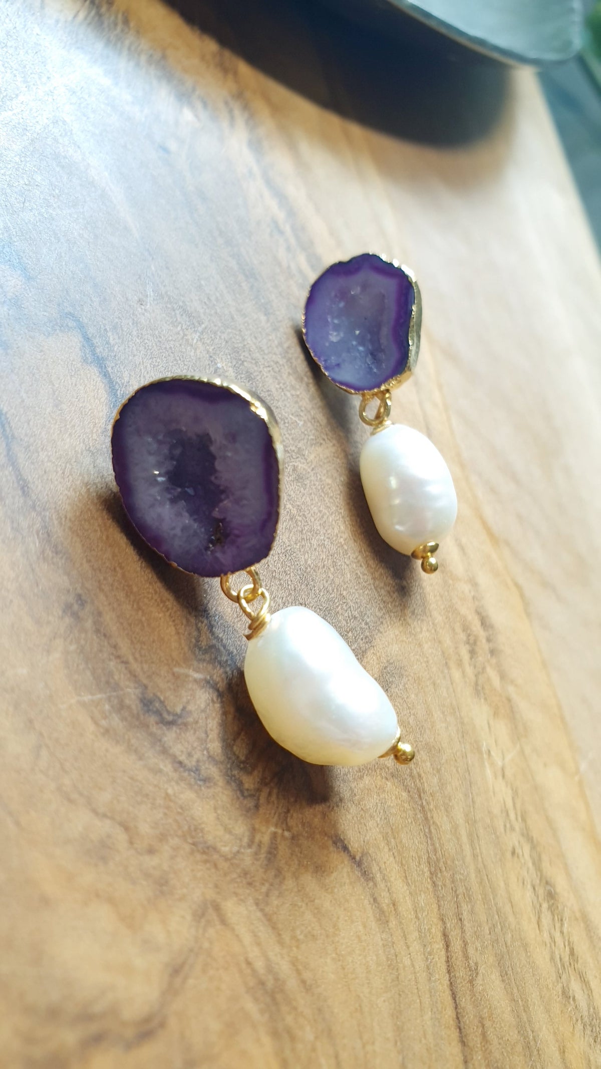 Orecchini a perno in ottone con drusa di agata viola e perle di fiume