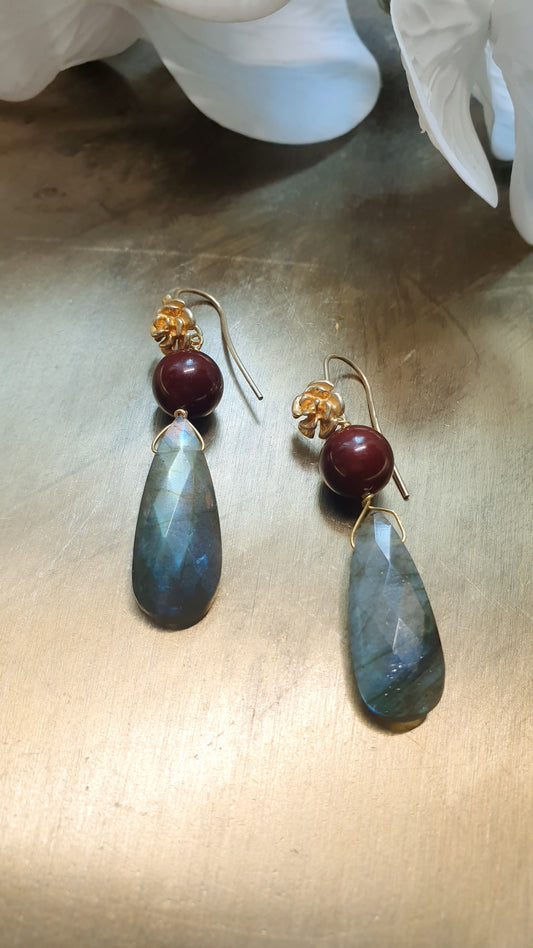 Orecchini argento placcato oro con labradorite e giada burgundy