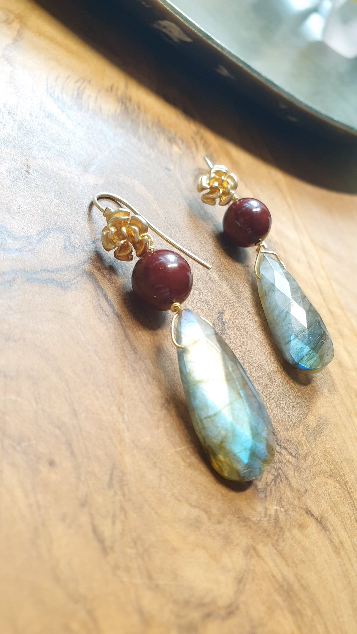 Orecchini argento placcato oro con labradorite e giada burgundy