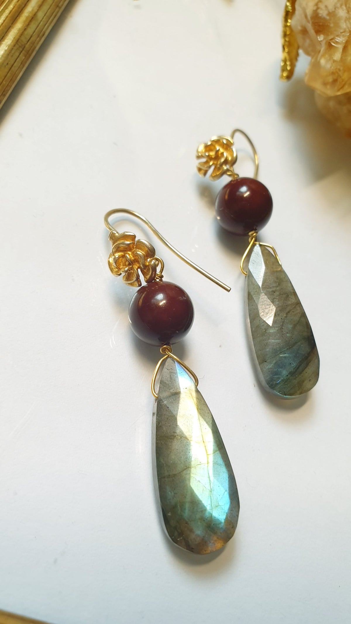 Orecchini argento placcato oro con labradorite e giada burgundy