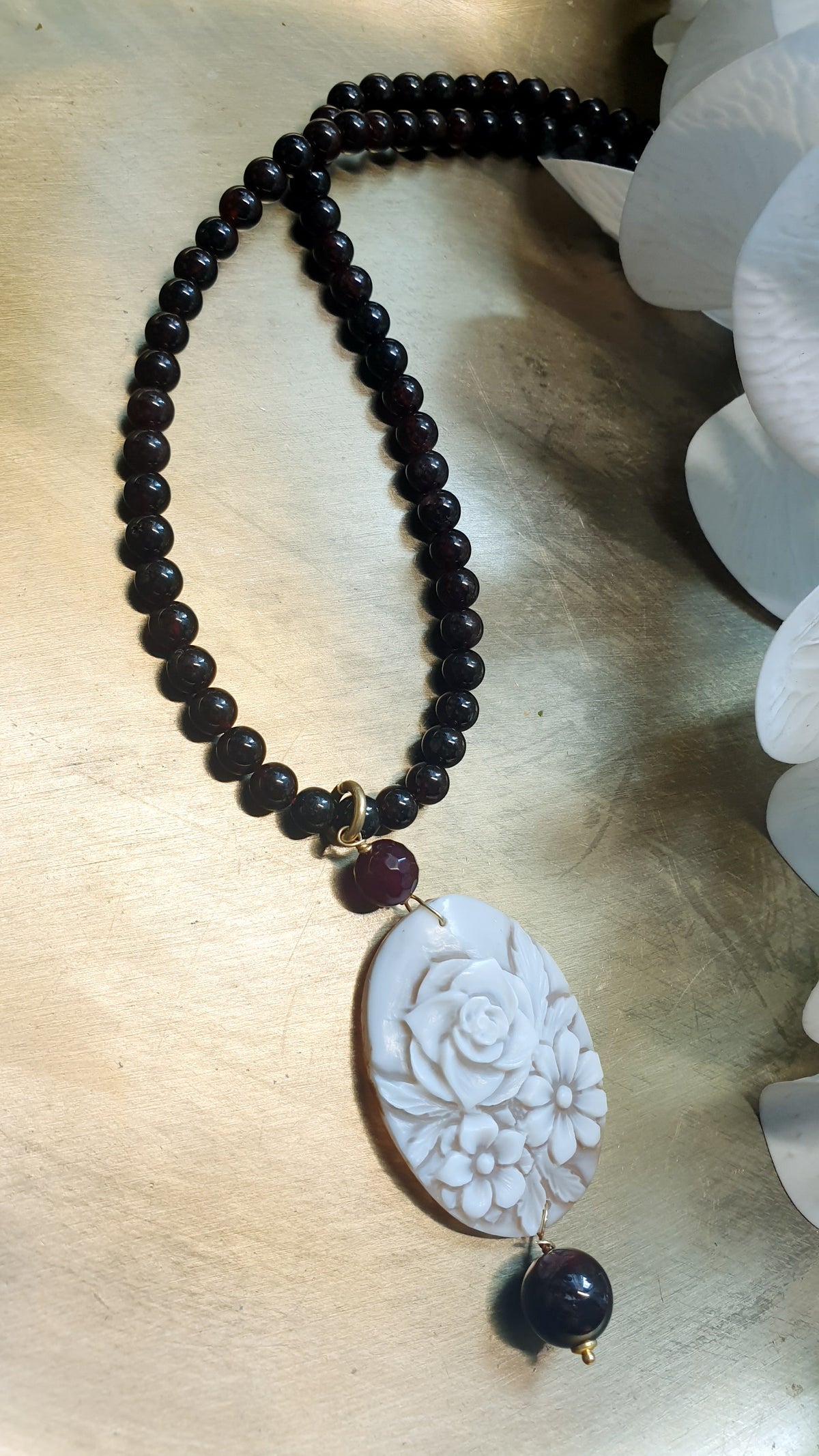 Girocollo in argento con granato, grande cammeo originale
