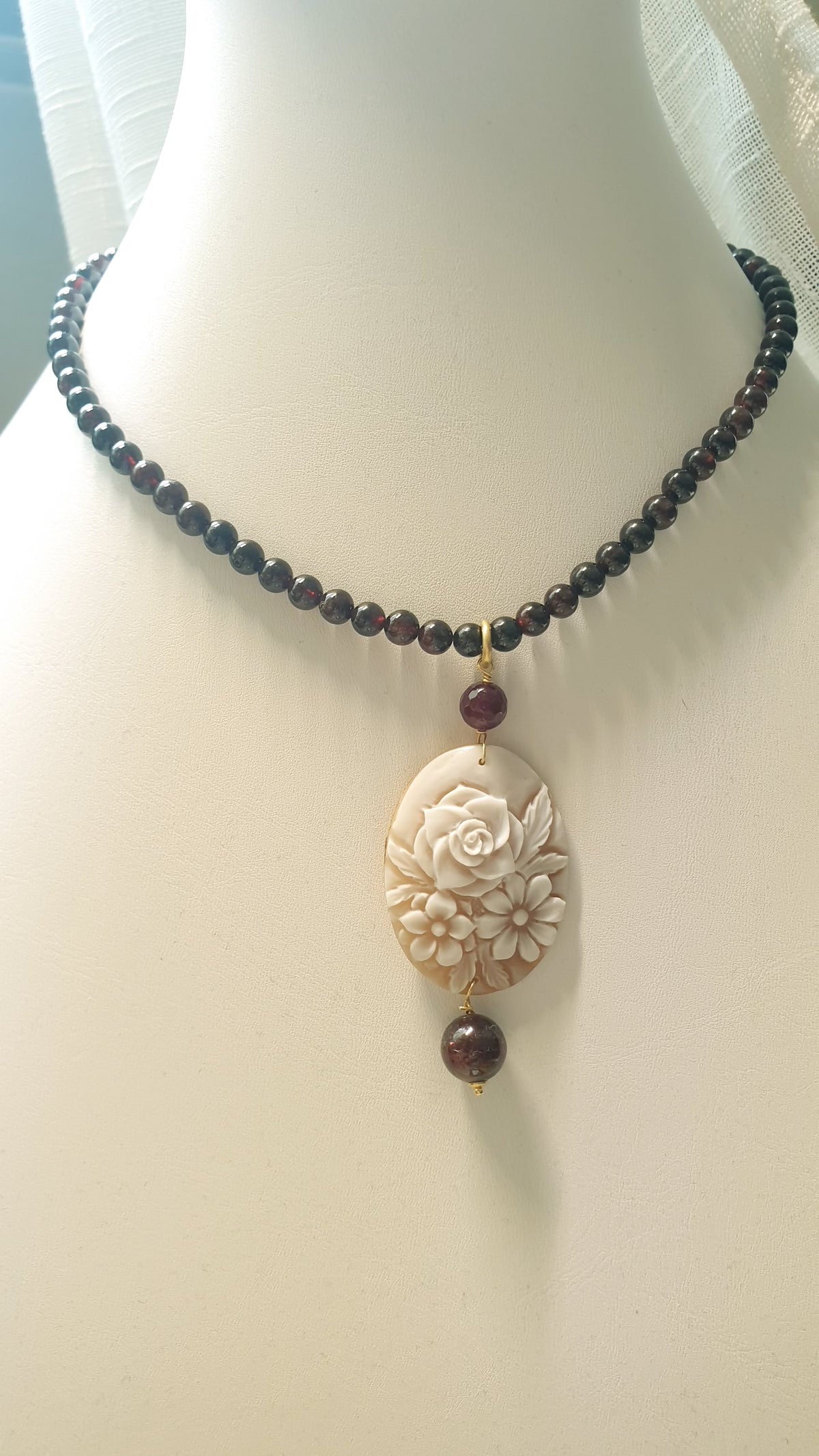 Girocollo in argento con granato, grande cammeo originale