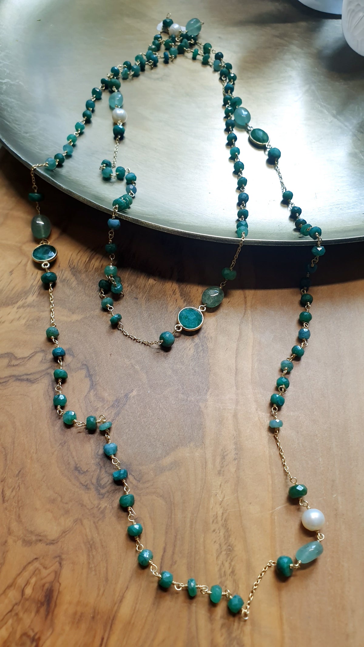 Lunga collana in argento dorato  con radice di smeraldo, avventurina, perle.