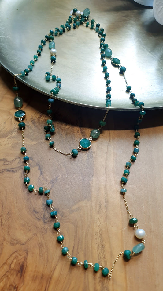 Lunga collana in argento dorato  con radice di smeraldo, avventurina, perle.