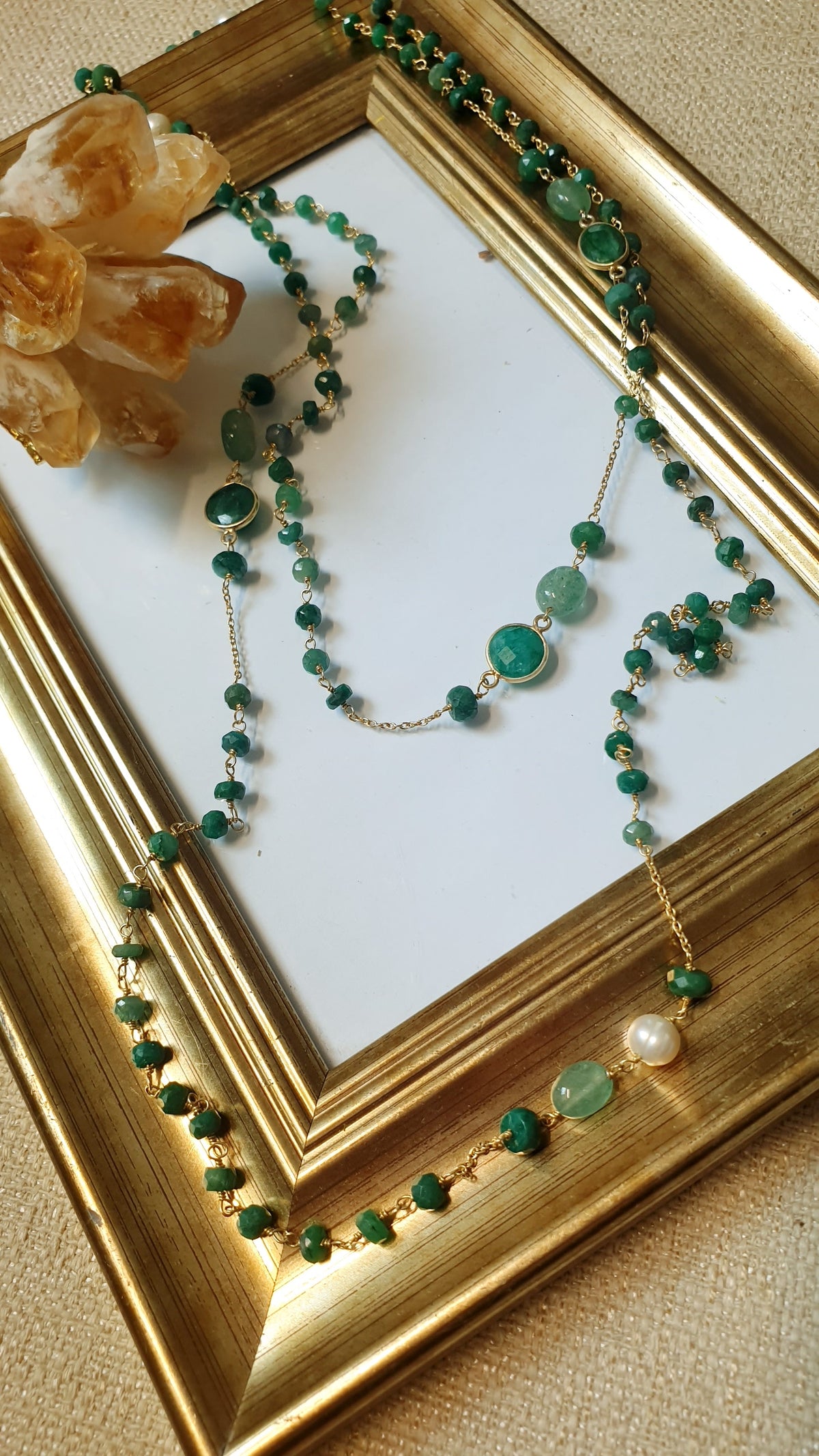 Lunga collana in argento dorato  con radice di smeraldo, avventurina, perle.