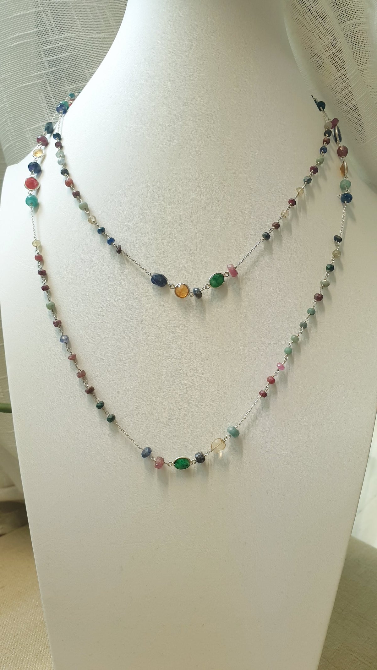 Lunga collana in argento con tormaline, radice di rubino