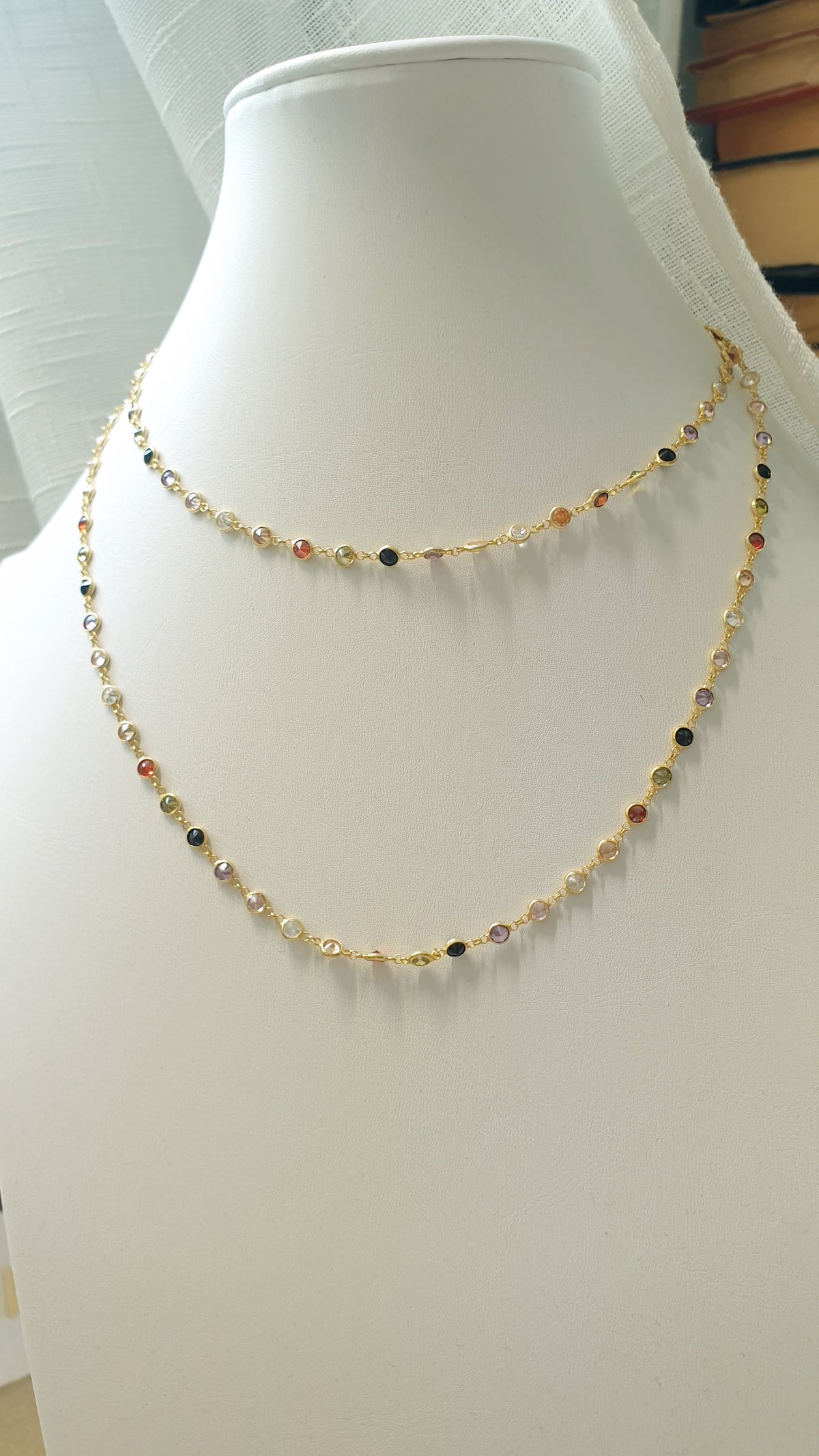 Lunga collana in argento placcato oro e zirconi multicolor
