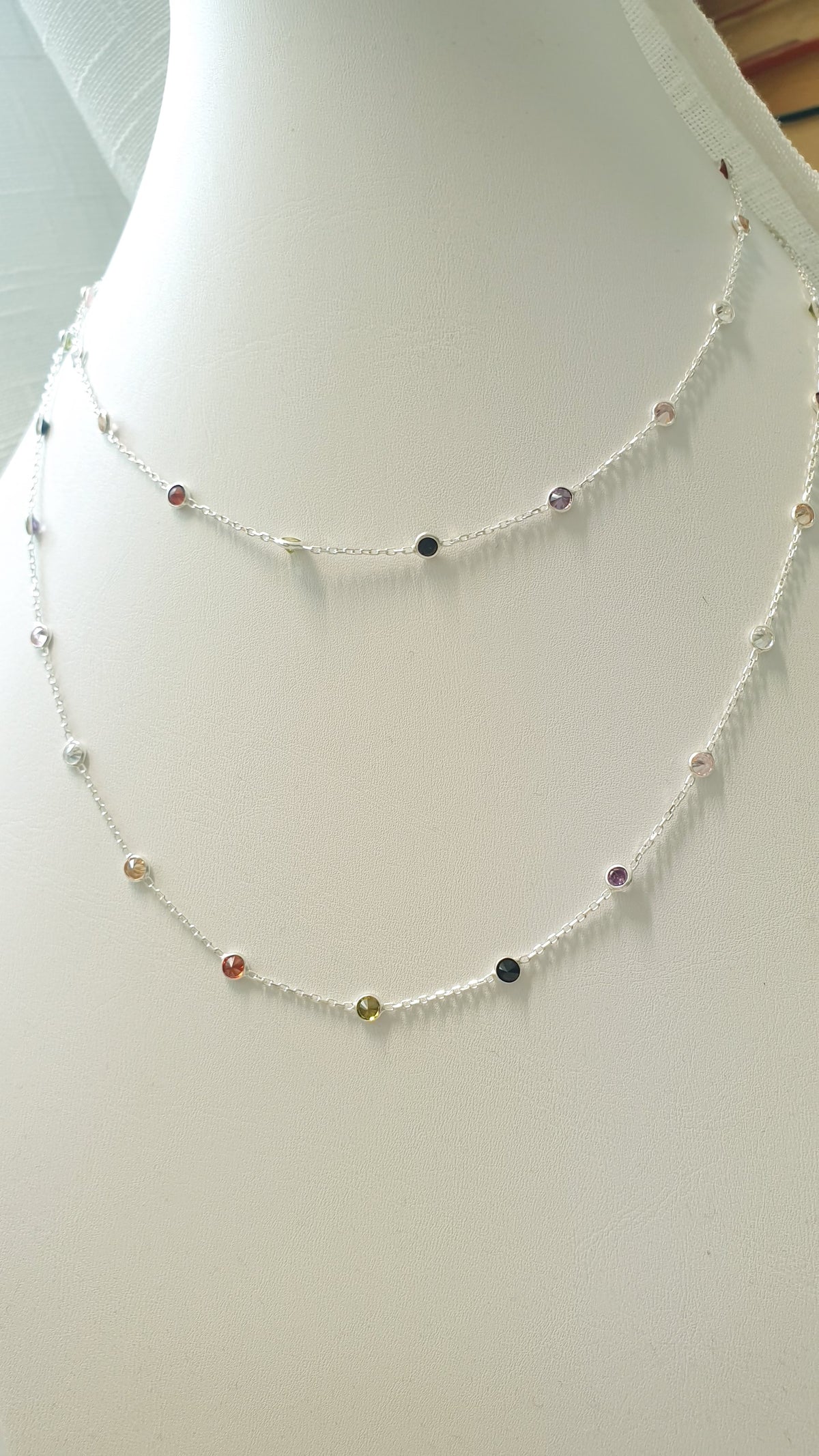 Lunga collana in argento con zirconi multicolor