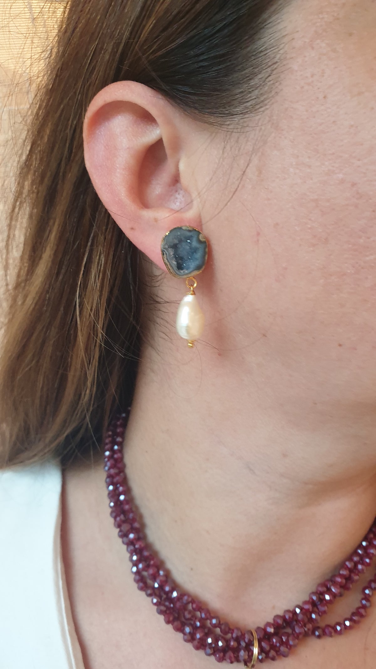Orecchini in ottone a perno con drusa di agata azzurra ne perle