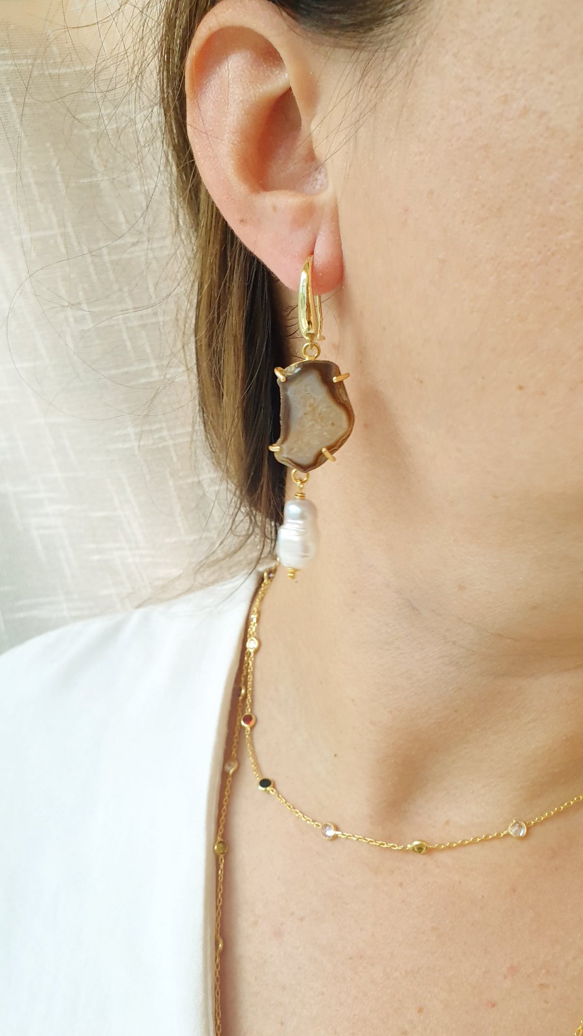 Orecchini con gancio in bronzo,  fette di agata,  perle di fiume e mpkaite