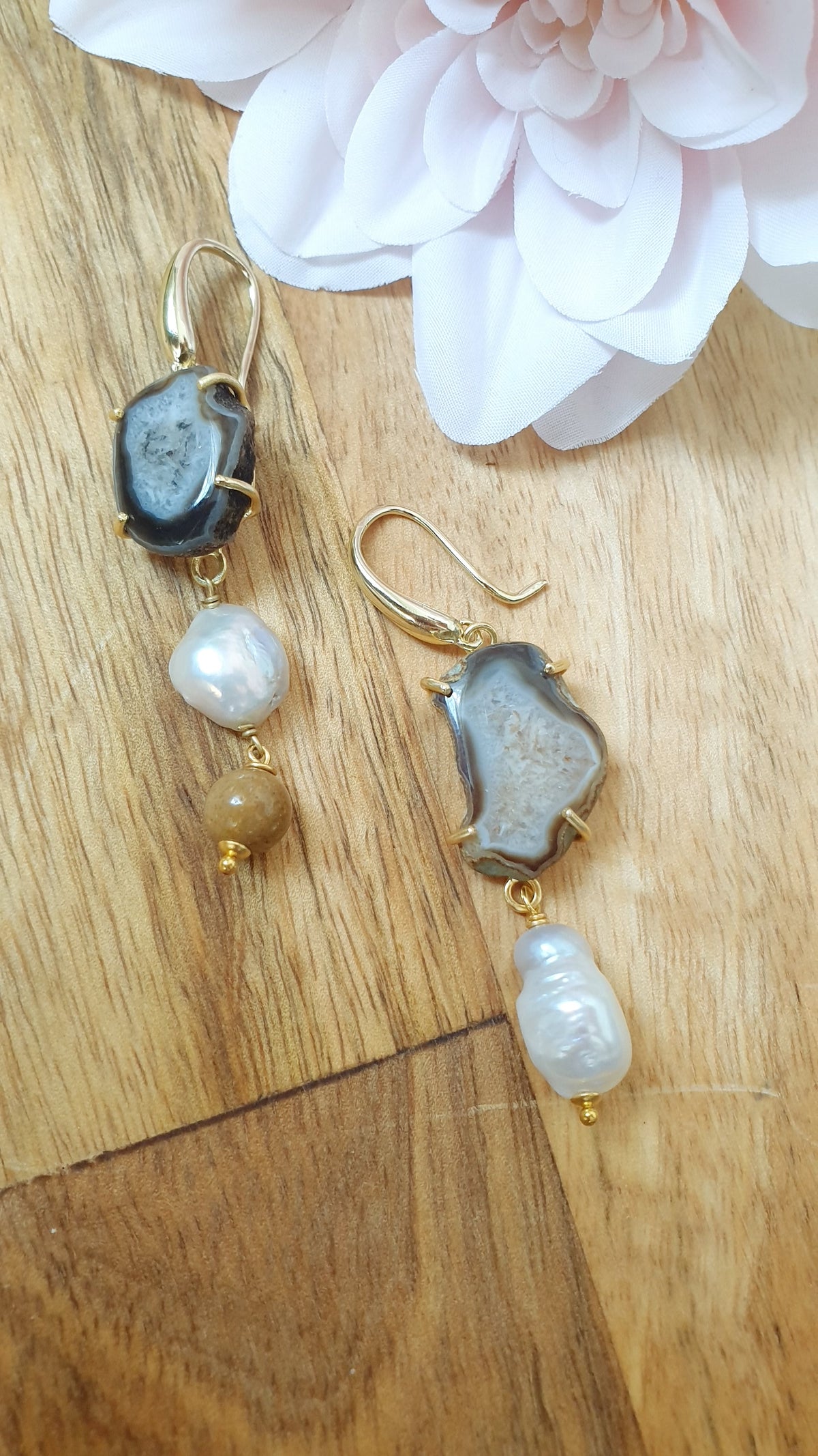 Orecchini con gancio in bronzo,  fette di agata,  perle di fiume e mpkaite