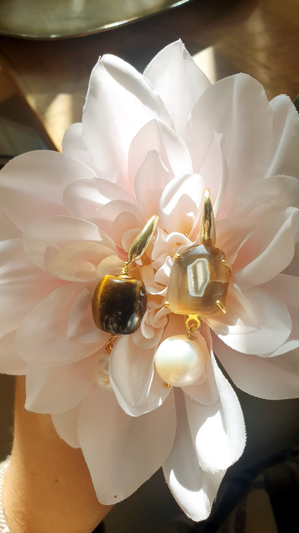 Orecchini con gancio in  bronzo, Fetta di agata, occhio di tigre, perle