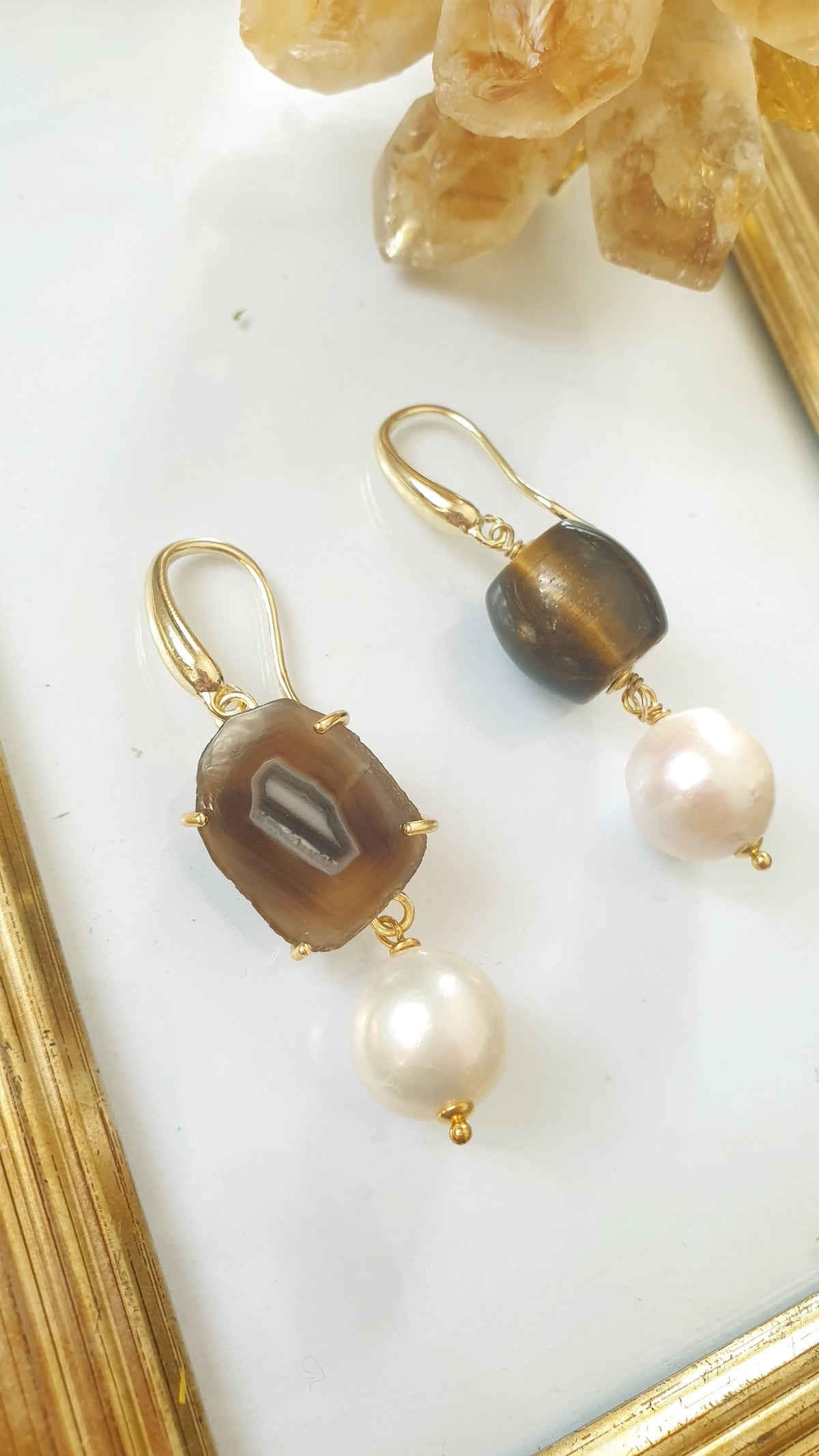 Orecchini con gancio in  bronzo, Fetta di agata, occhio di tigre, perle