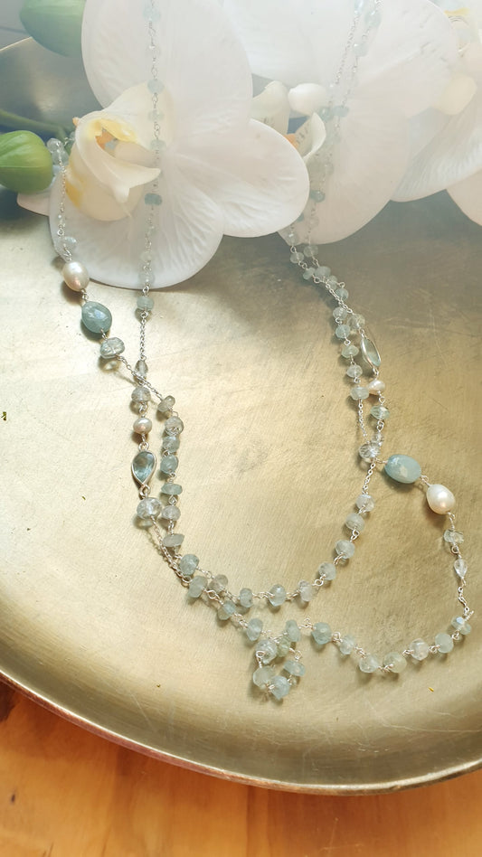 Lunga collana in argento con acquamarina e perle di fiume