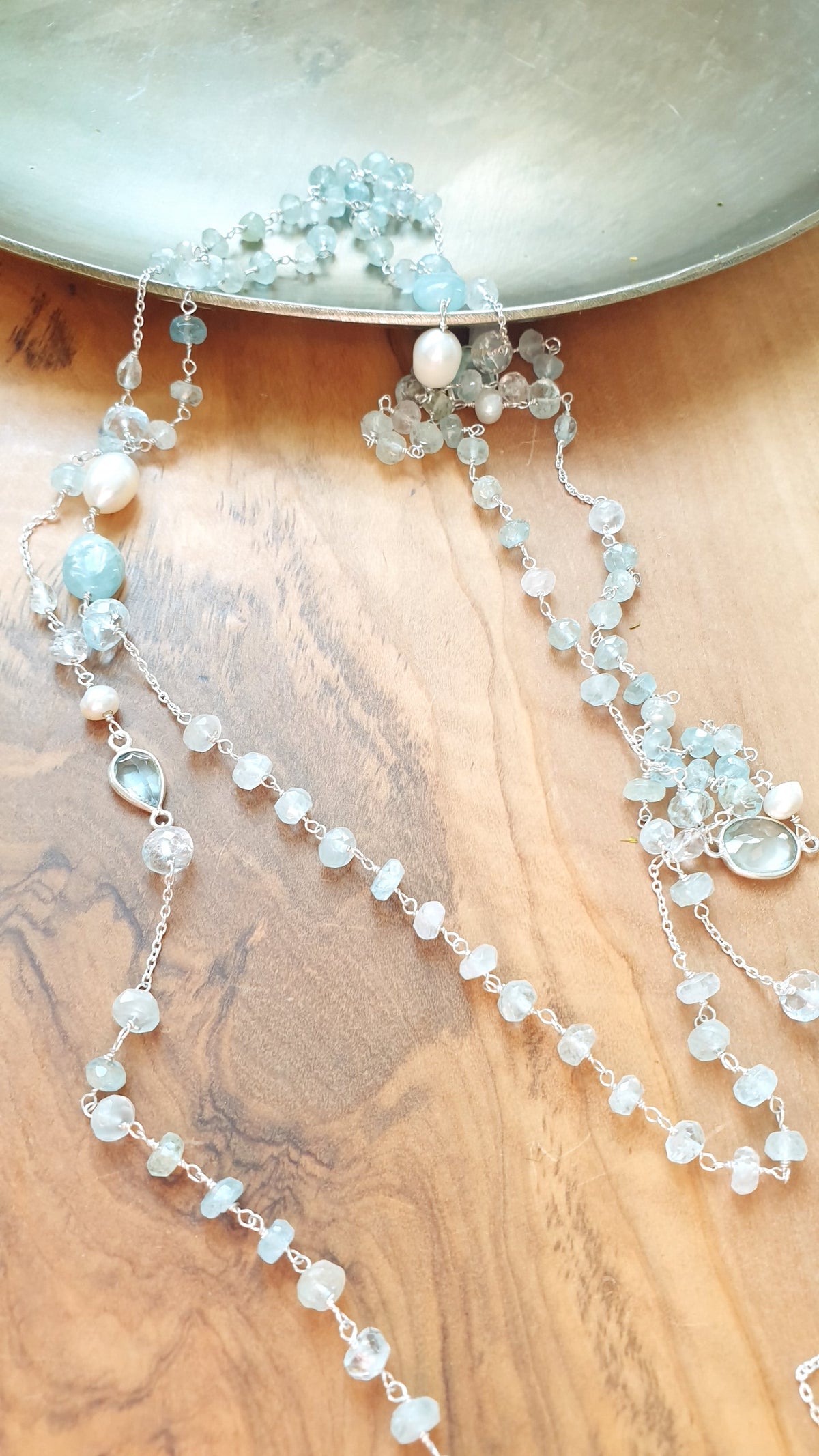 Lunga collana in argento con acquamarina e perle di fiume