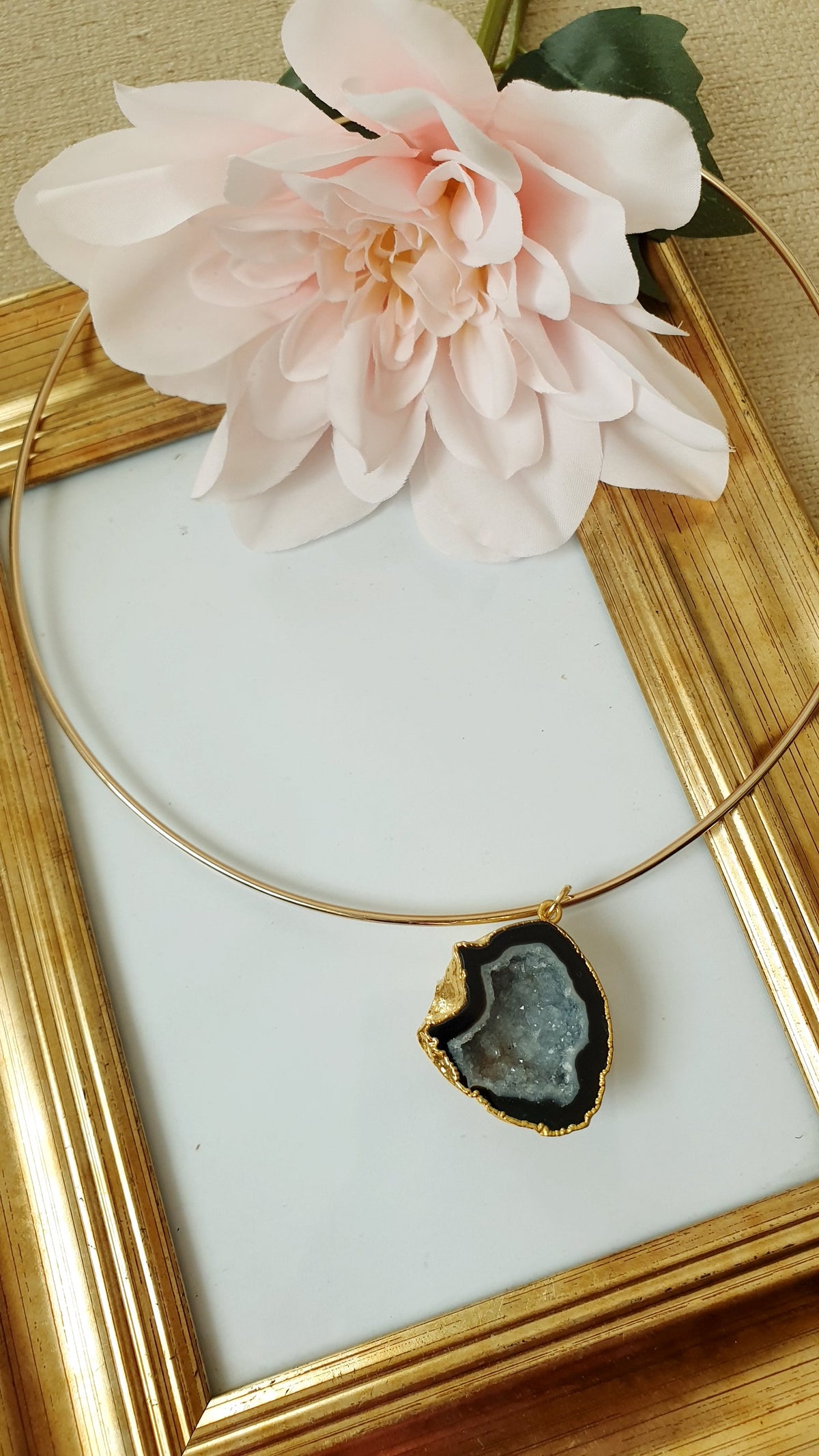 Girocollo in ottone con bellissima drusa di agata nera/grigia