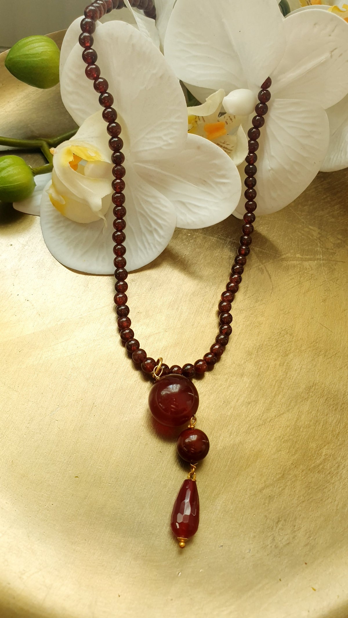Girocollo in sfere di agata burgundy con pendente in giada burgundy