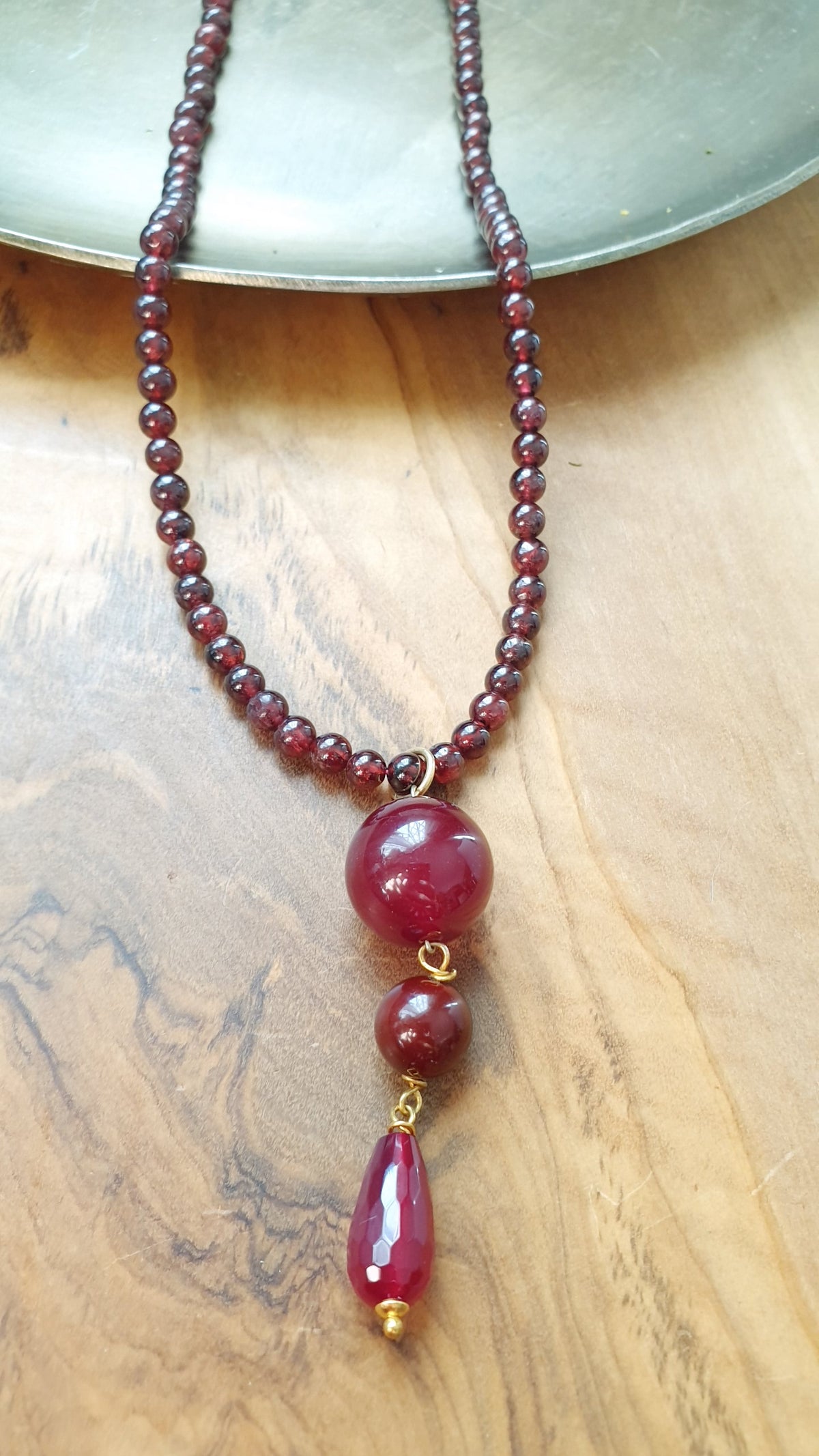 Girocollo in sfere di agata burgundy con pendente in giada burgundy