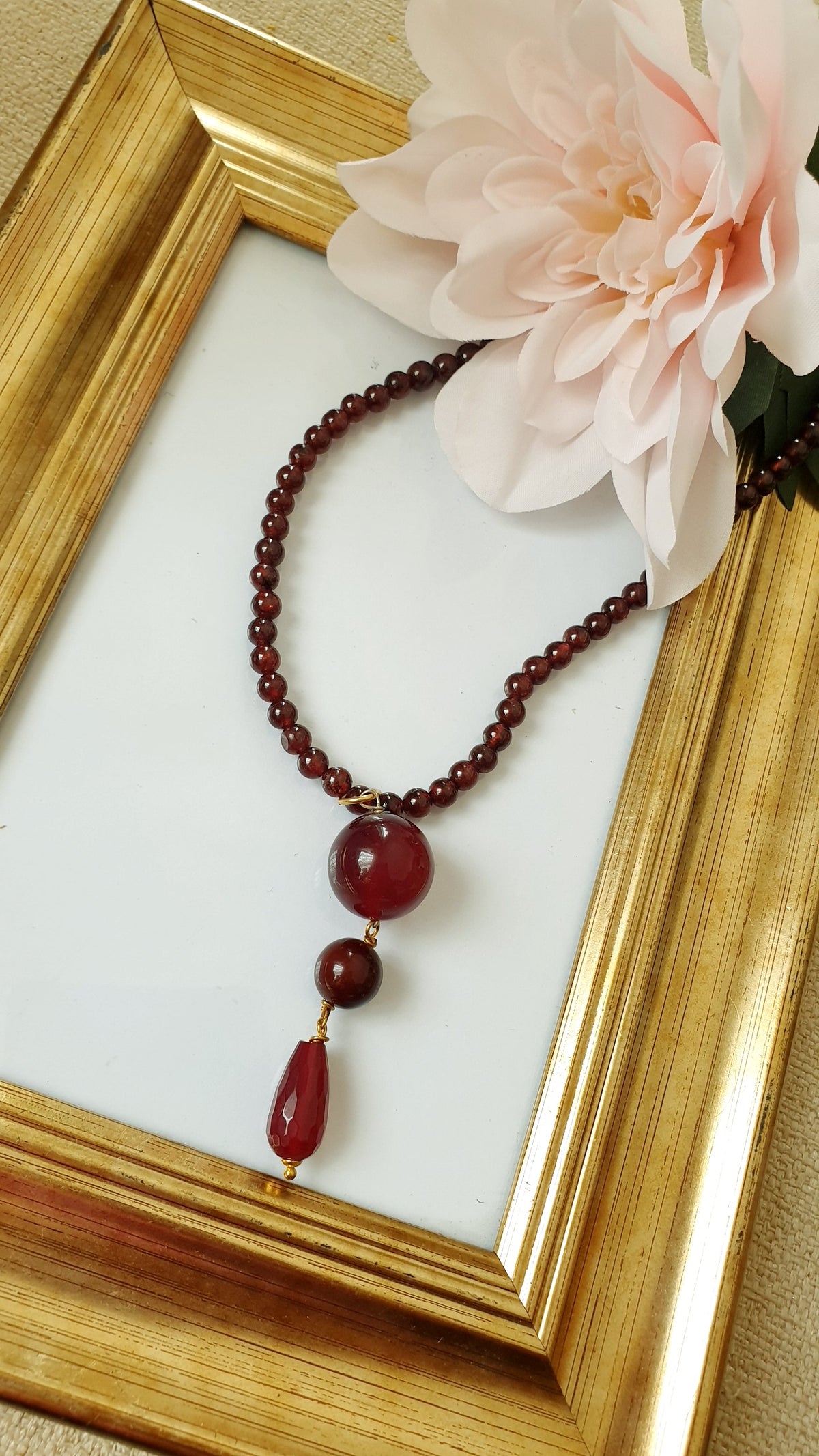 Girocollo in sfere di agata burgundy con pendente in giada burgundy