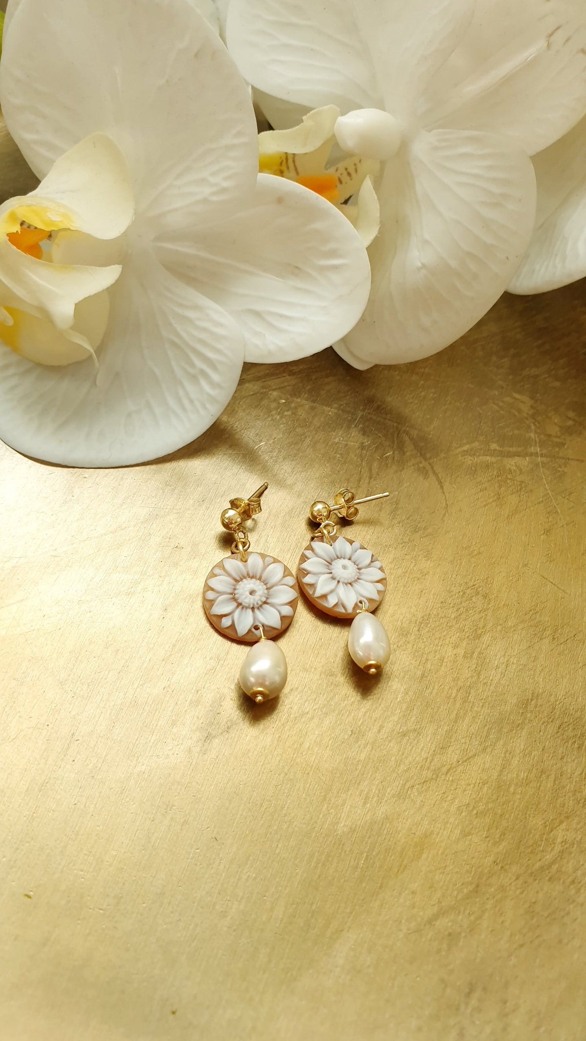 Orecchini in argento con cammeo floreale e perle di fiume