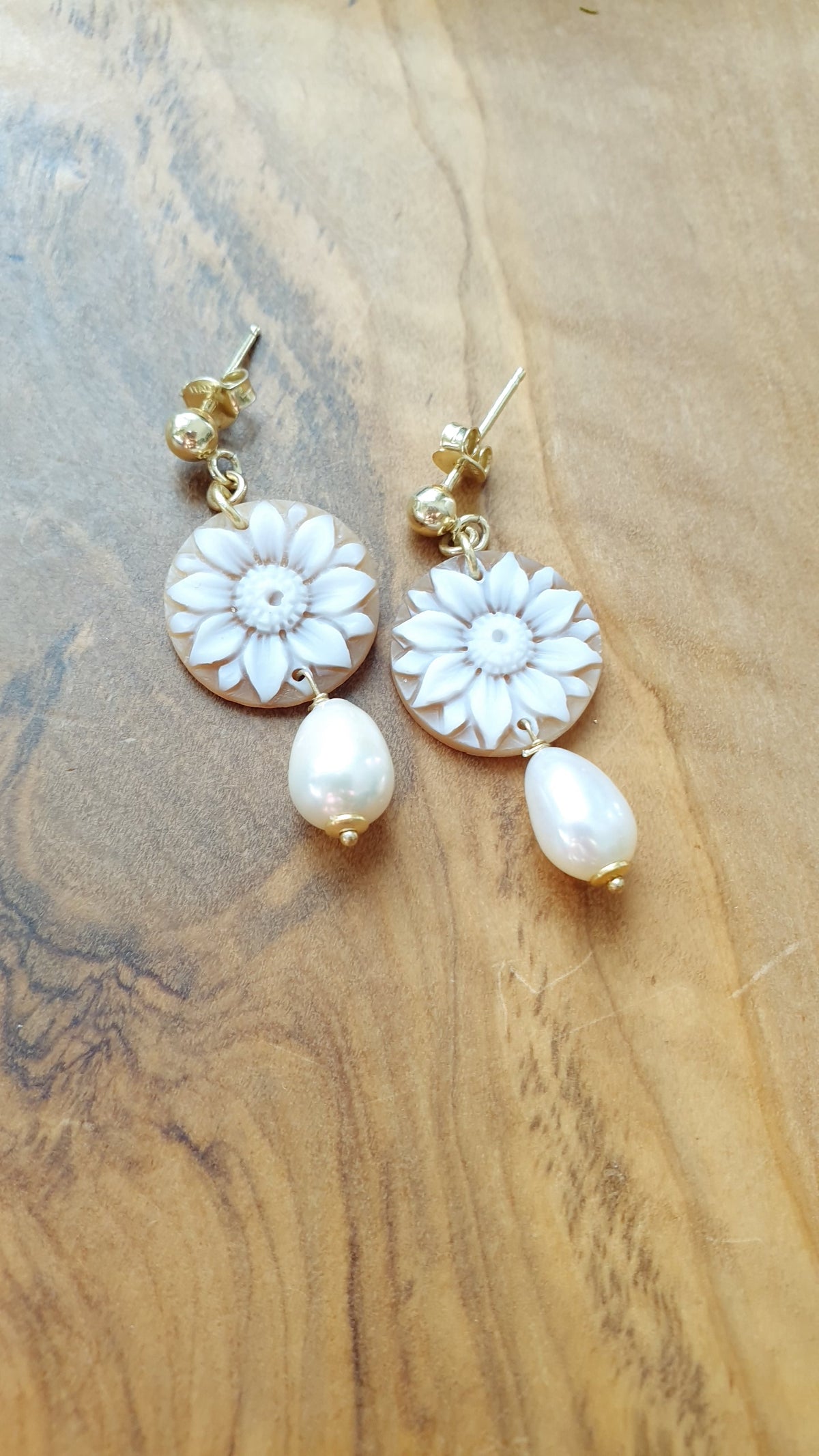 Orecchini in argento con cammeo floreale e perle di fiume