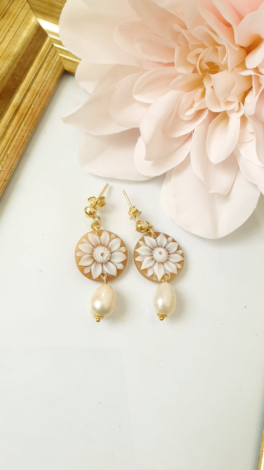 Orecchini in argento con cammeo floreale e perle di fiume
