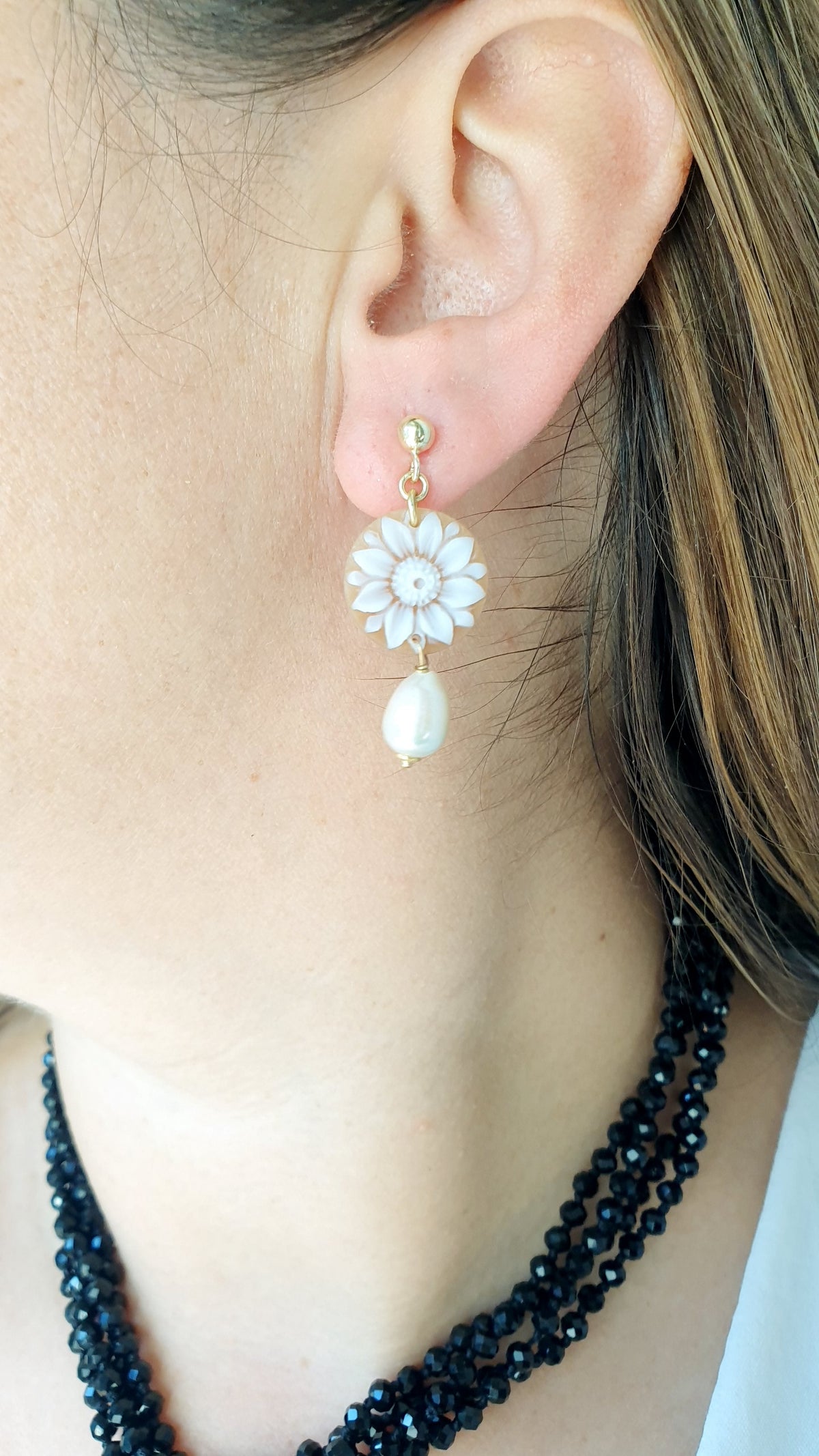 Orecchini in argento con cammeo floreale e perle di fiume