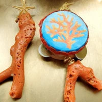 Orecchini in argento con tamburello originale e corallo.