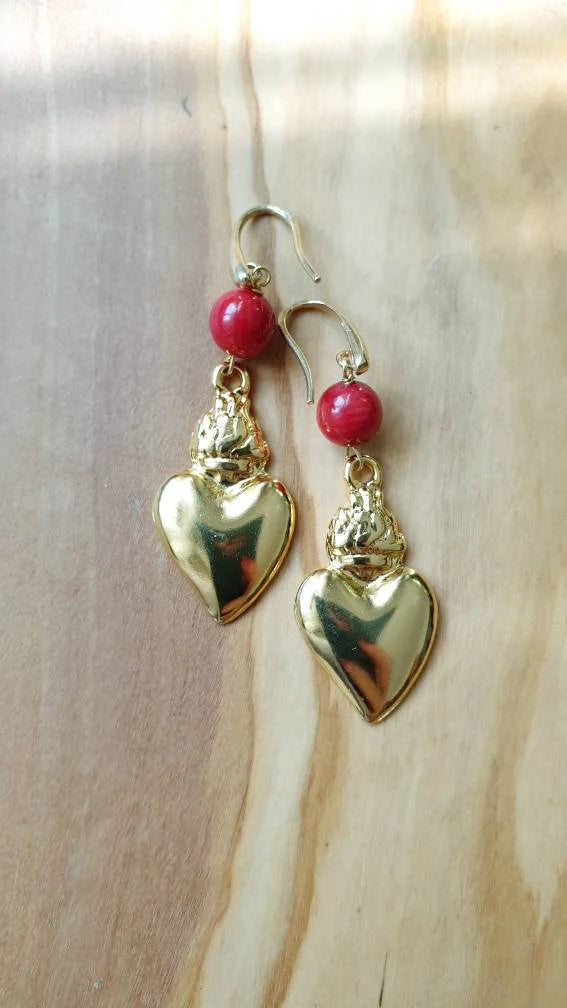 Orecchini cuore dorato e corallo bamboo.