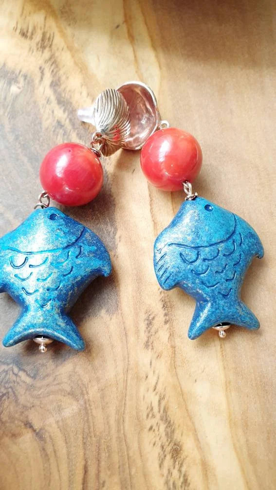 Orecchini in argento con corallo e pesciolini in resina .