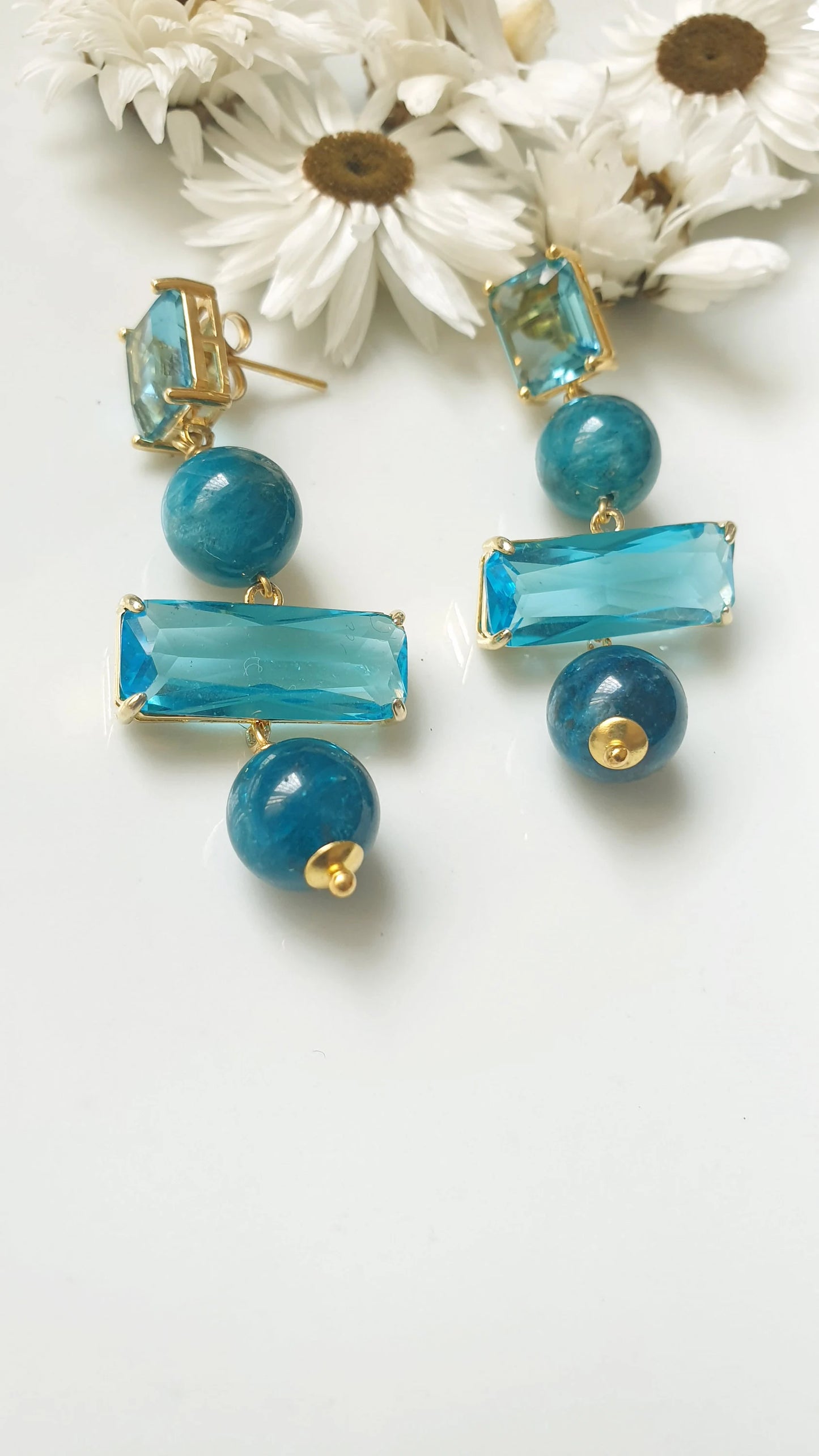 Orecchini con cristalli e apatite.
