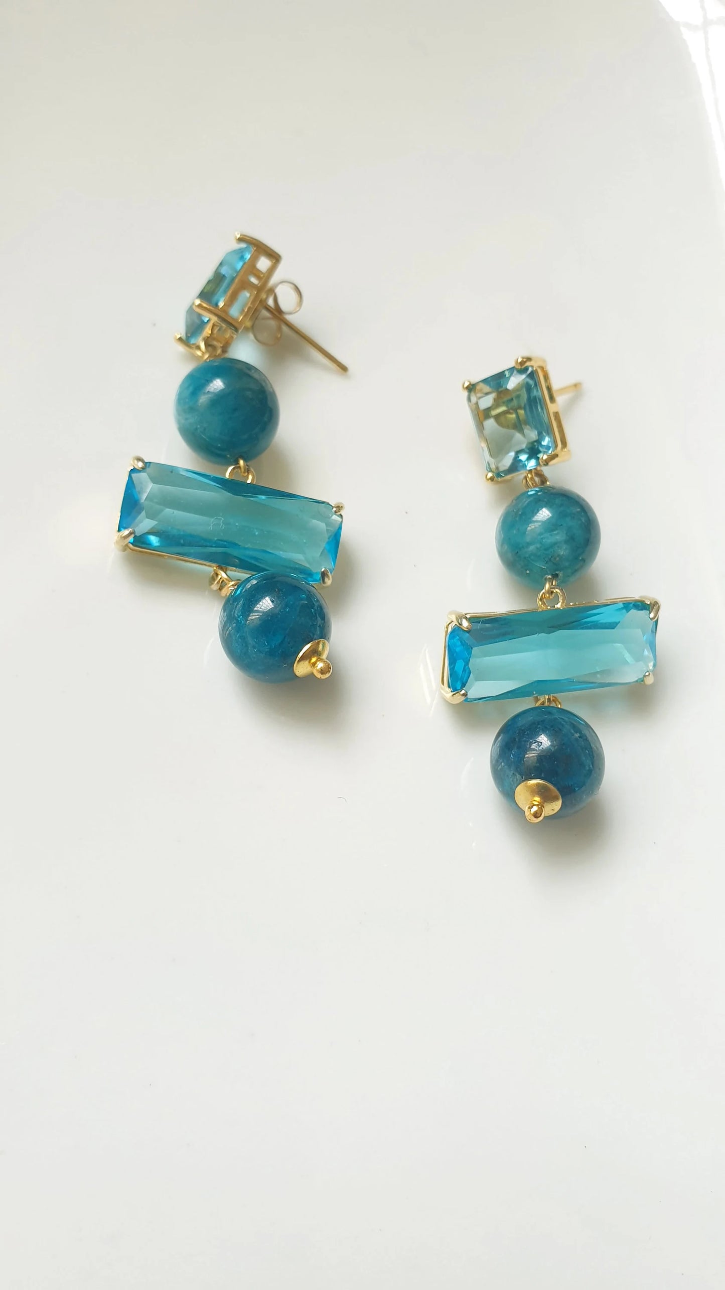 Orecchini con cristalli e apatite.