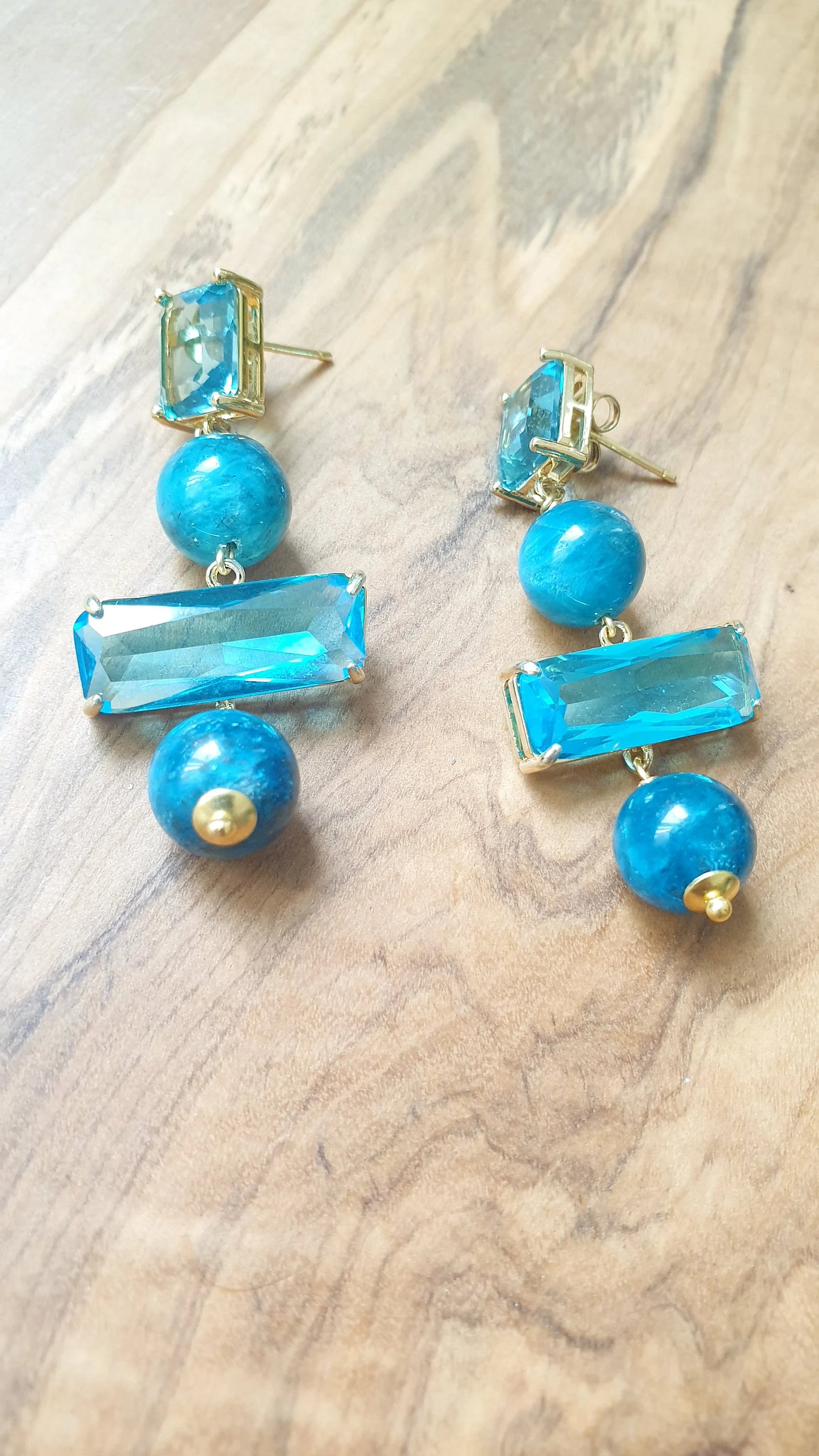 Orecchini con cristalli e apatite.