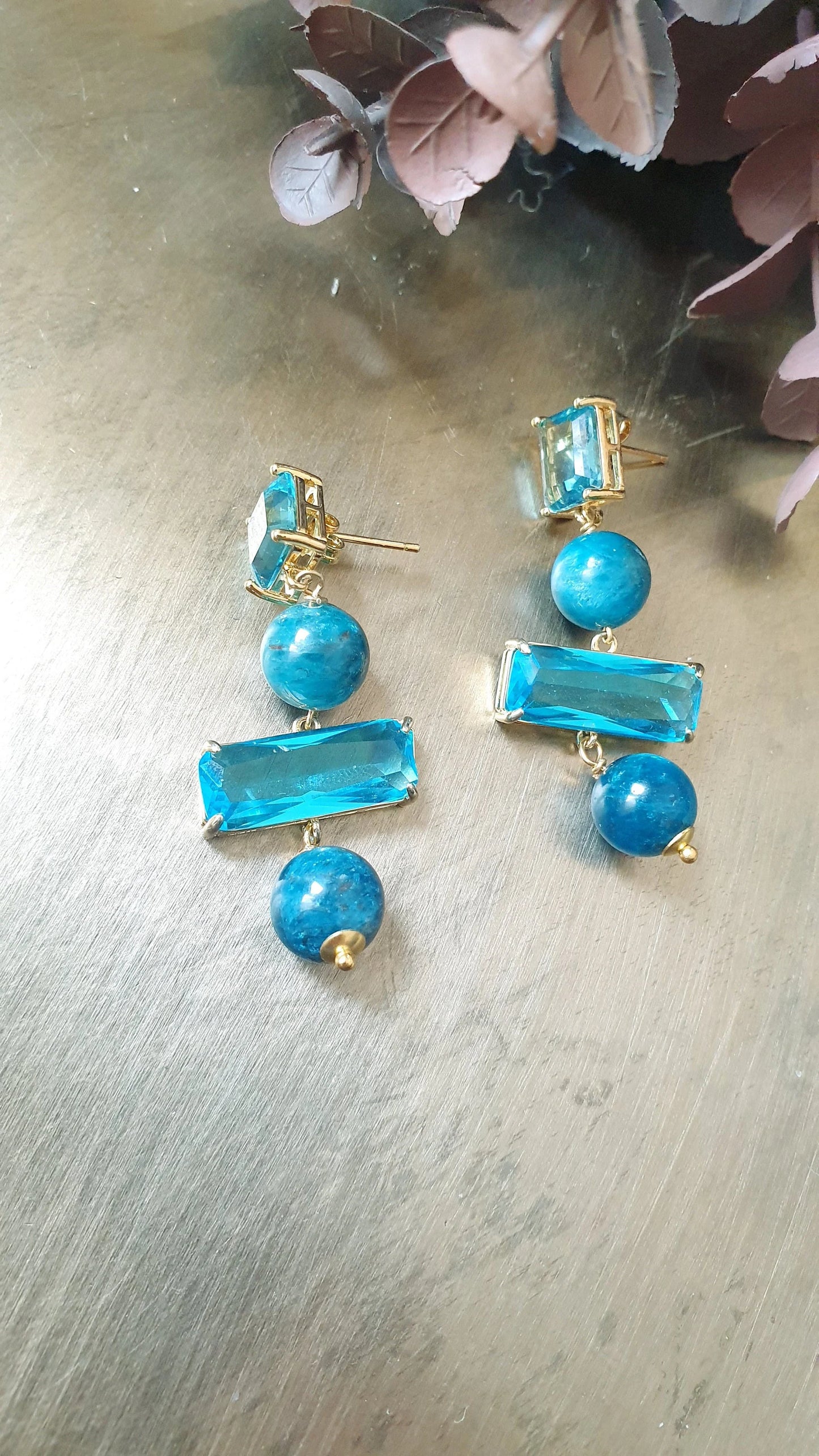 Orecchini con cristalli e apatite.