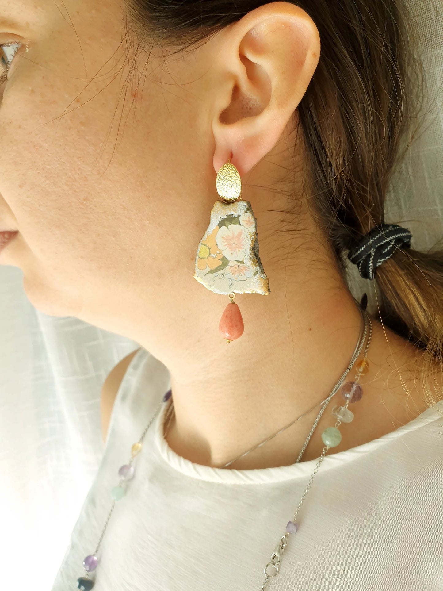 Orecchini in argento con ceramica di Caltagirone e pietre vere.