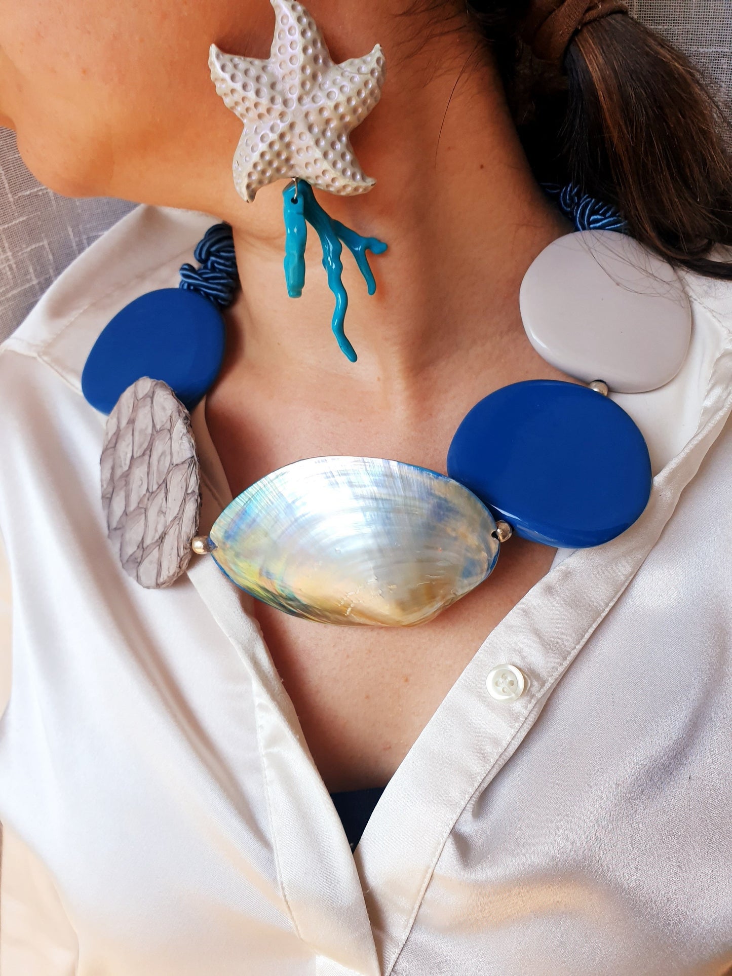 Important choker in silk threads with shell and resins.