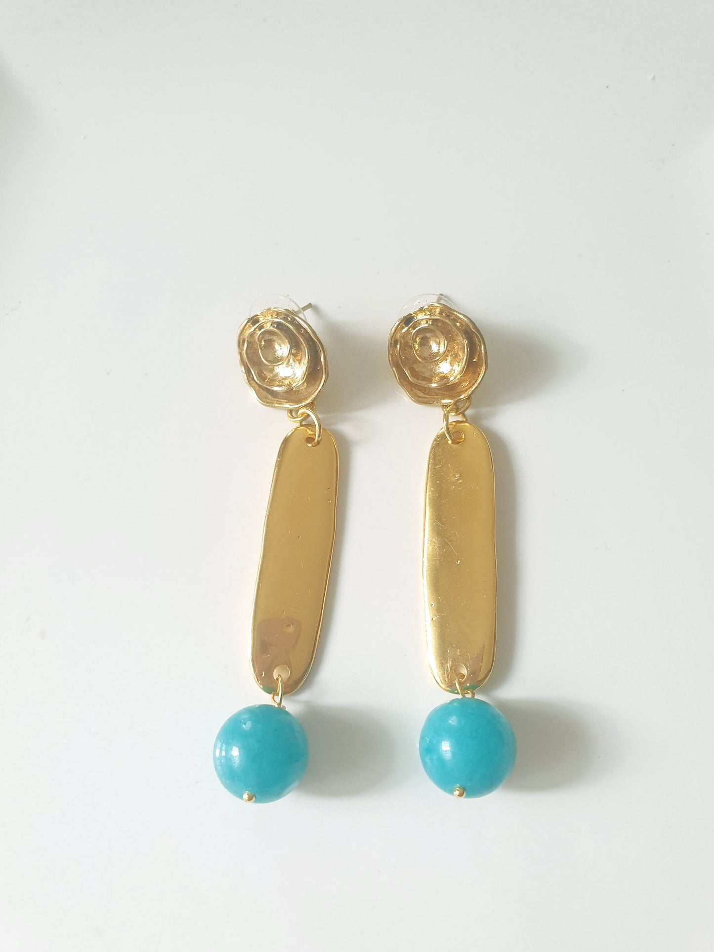 Lunghi orecchini in ottone con sfere in amazzonite.