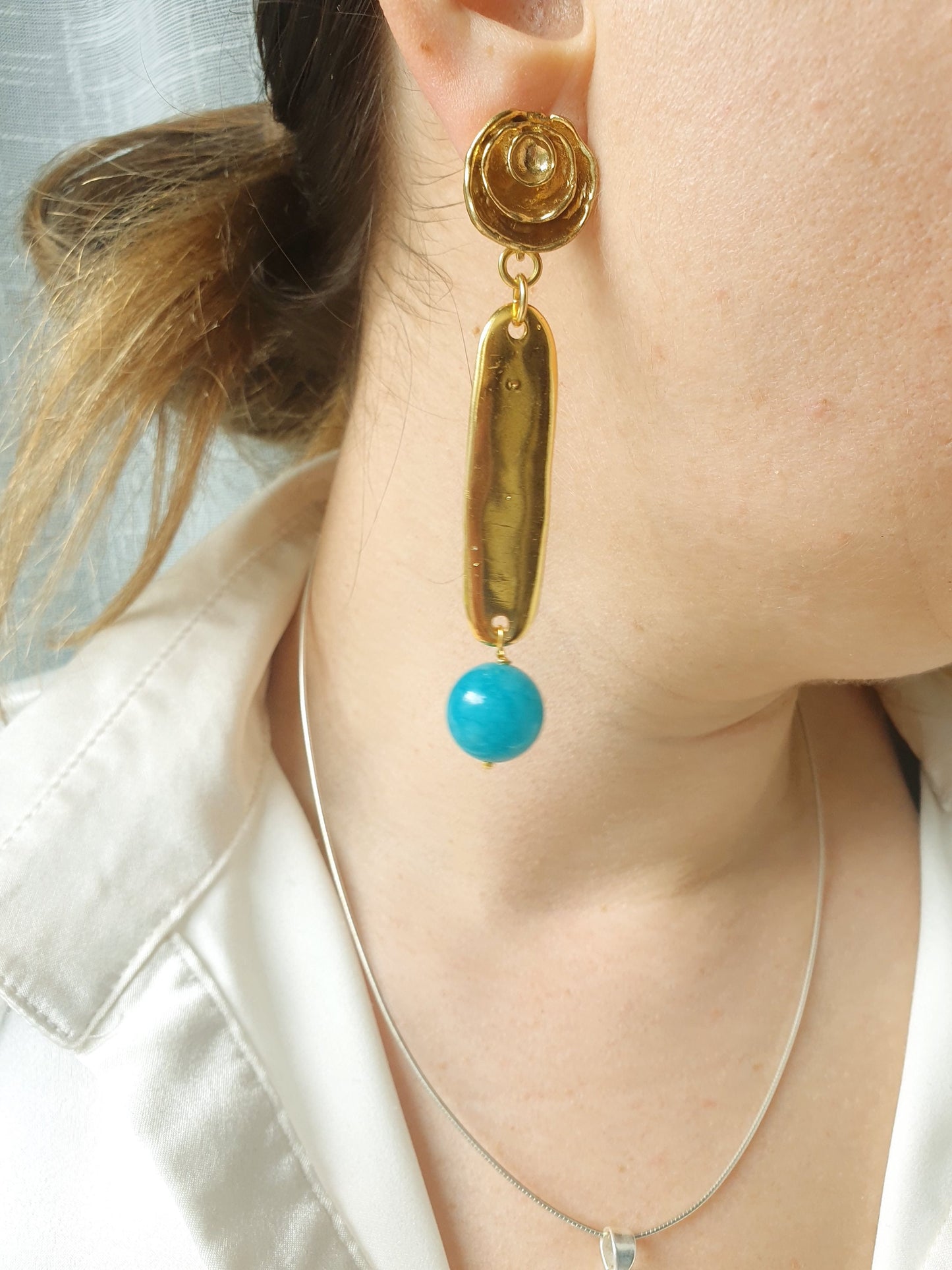 Lunghi orecchini in ottone con sfere in amazzonite.