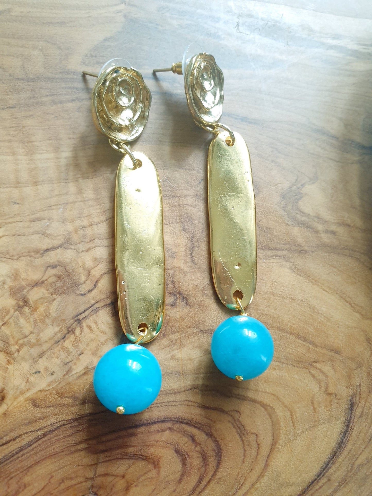 Lunghi orecchini in ottone con sfere in amazzonite.