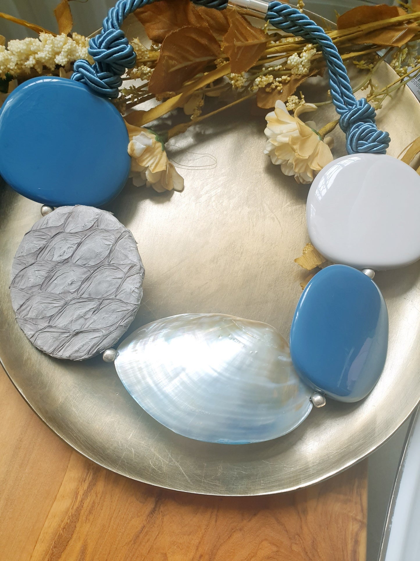 Important choker in silk threads with shell and resins.